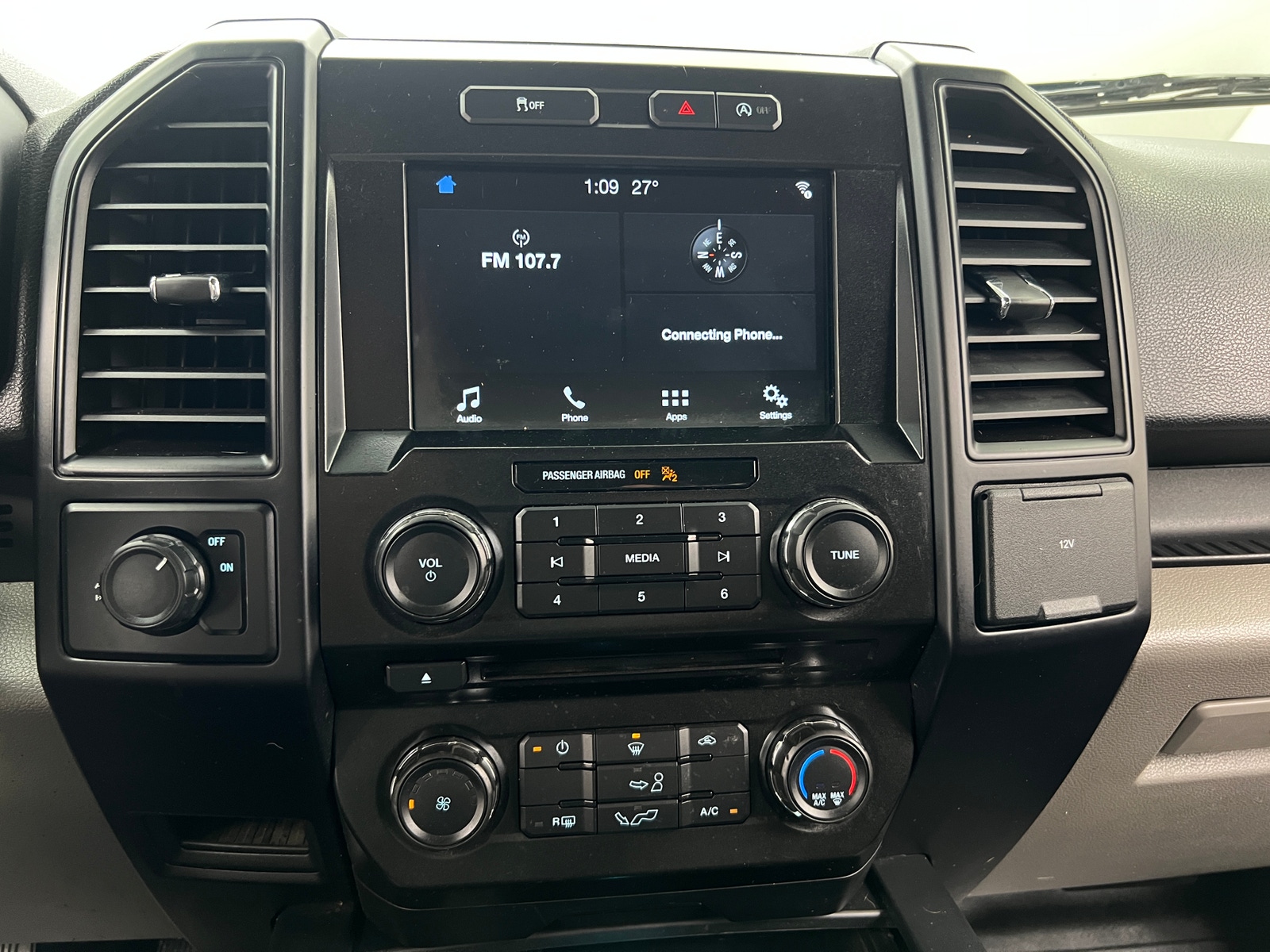 Thumbnail: 2017 Ford Econoline - 4