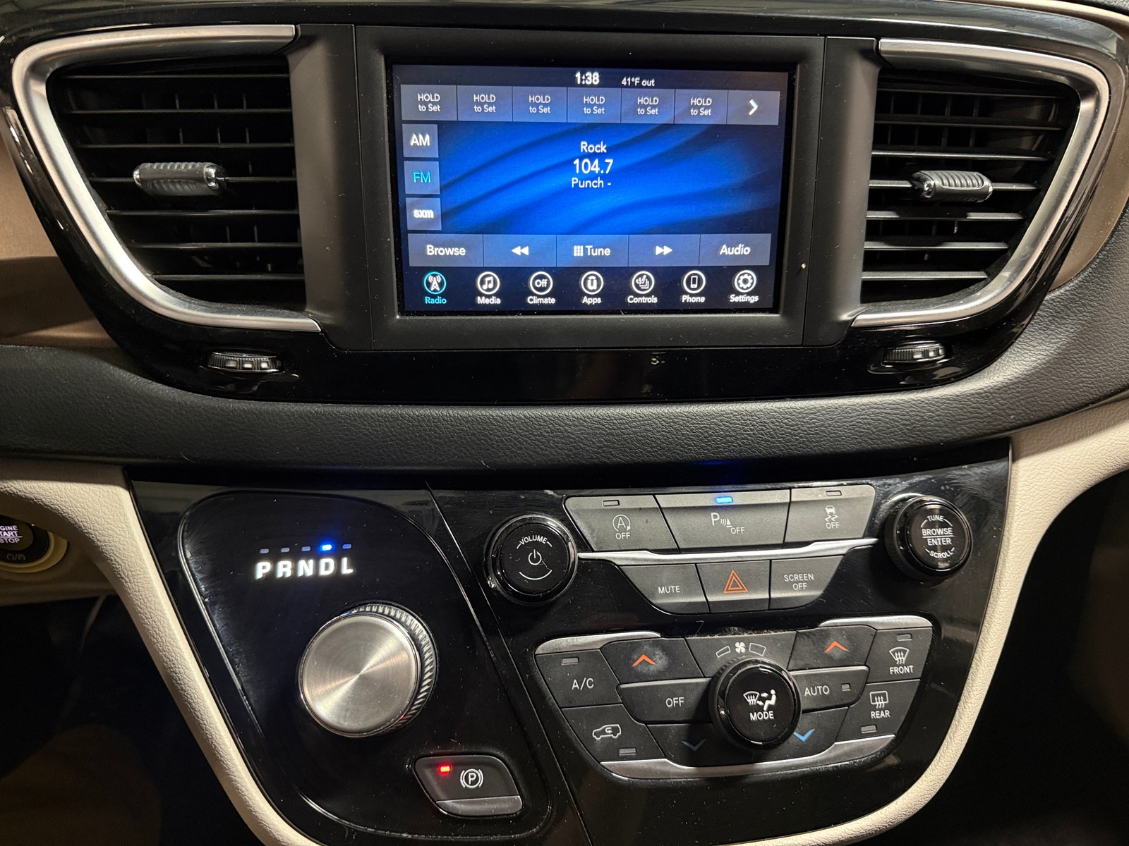 Thumbnail: 2018 Chrysler Pacifica - 3