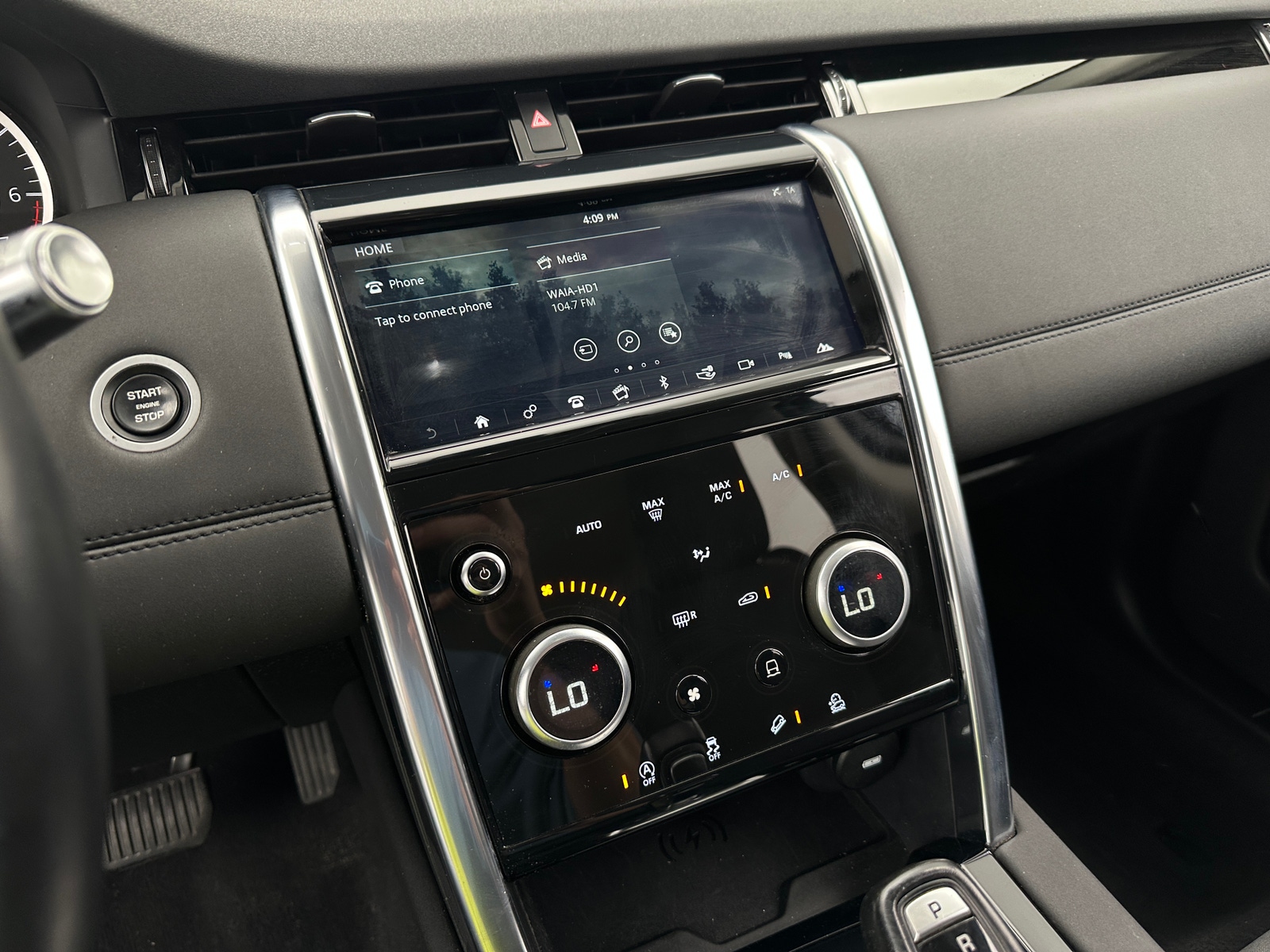 Thumbnail: 2020 Land Rover Discovery Sport - 4