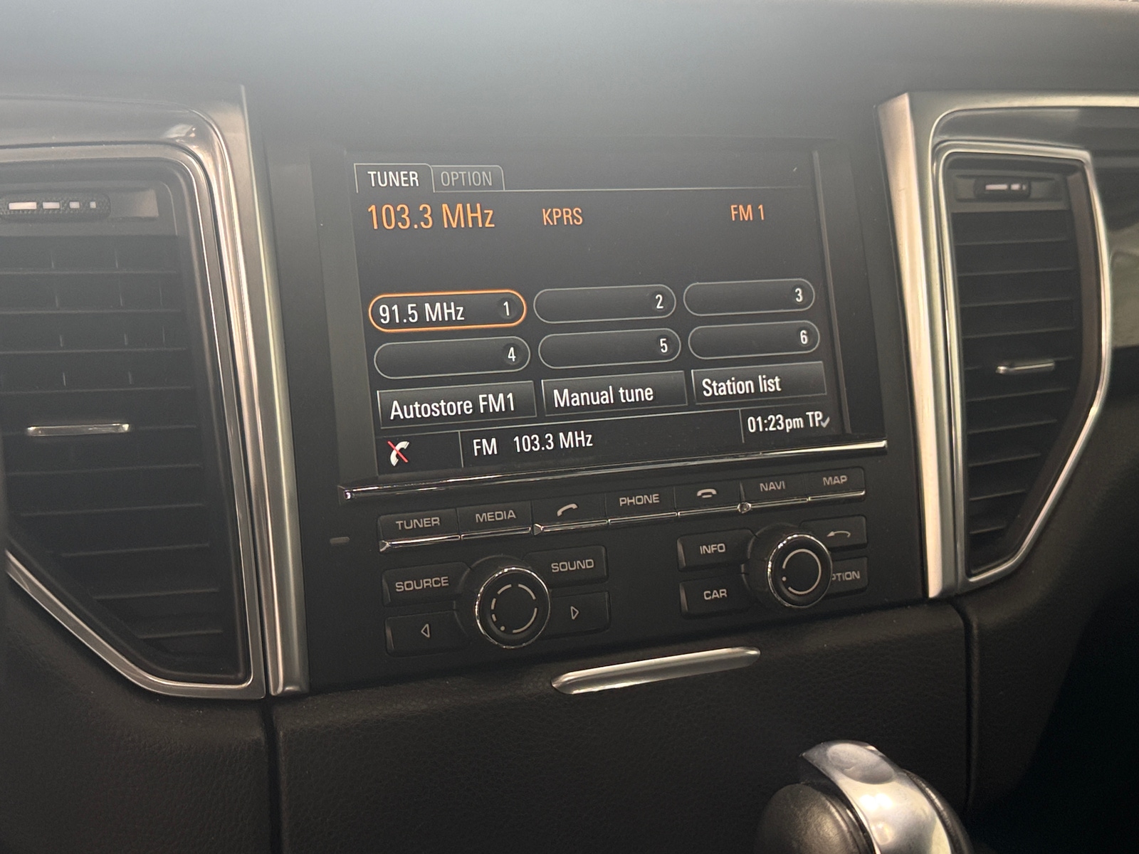 Thumbnail: 2015 Porsche Macan - 3