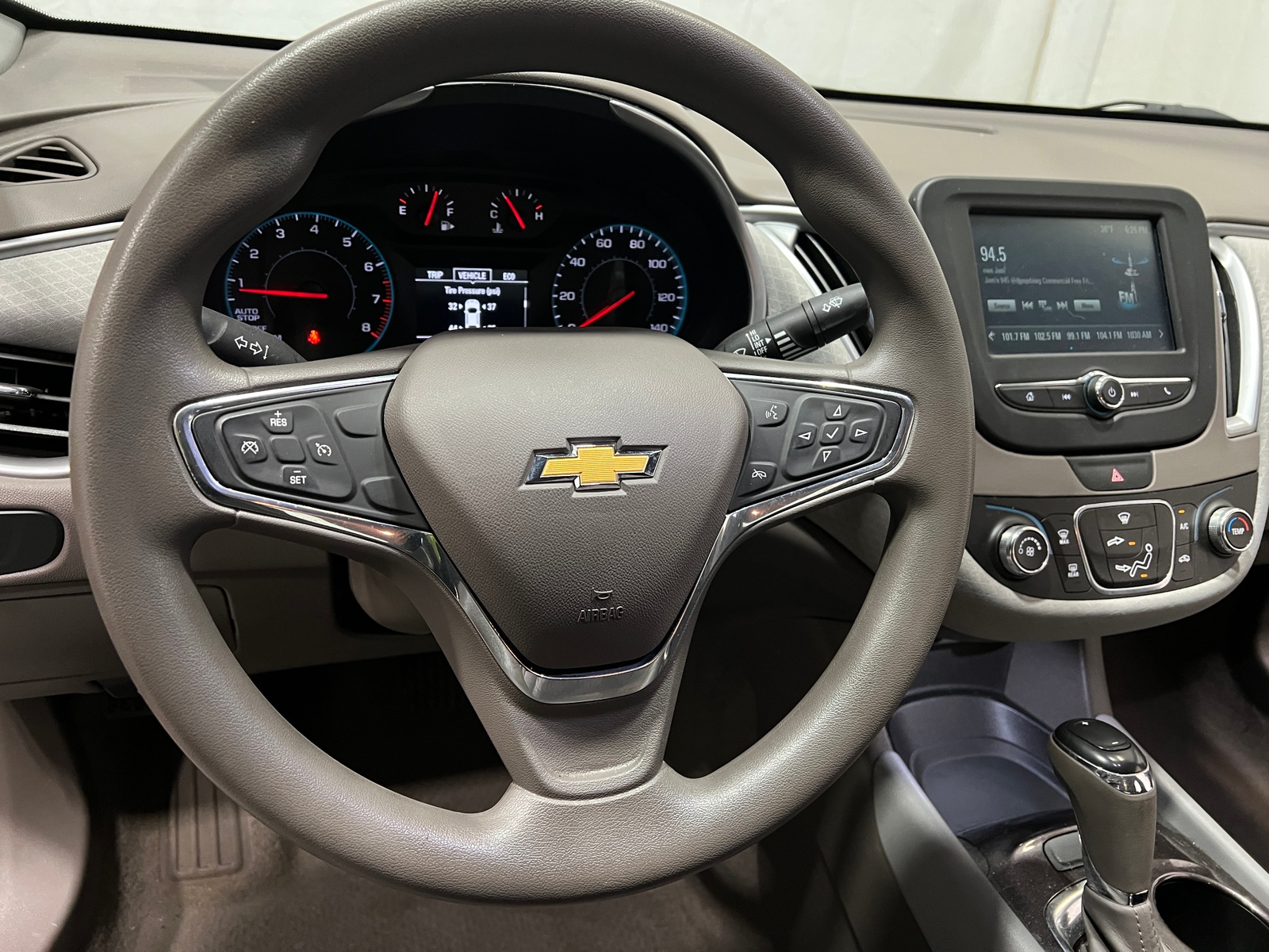 Thumbnail: 2017 Chevrolet Malibu - 5
