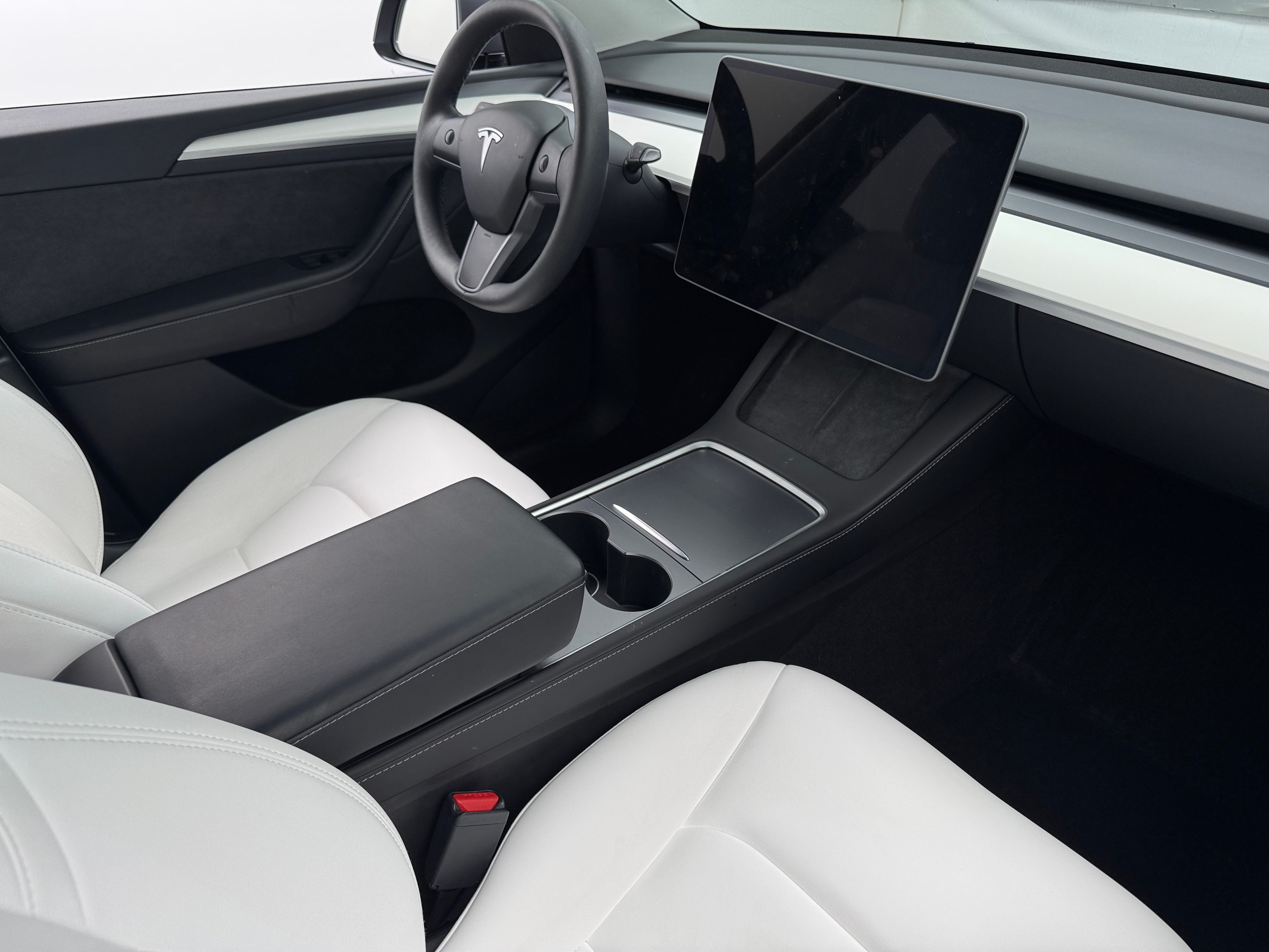 Used 2024 Tesla Model Y Long Range with VIN 7SAYGDEE8RA324242 for sale in Oak Creek, WI