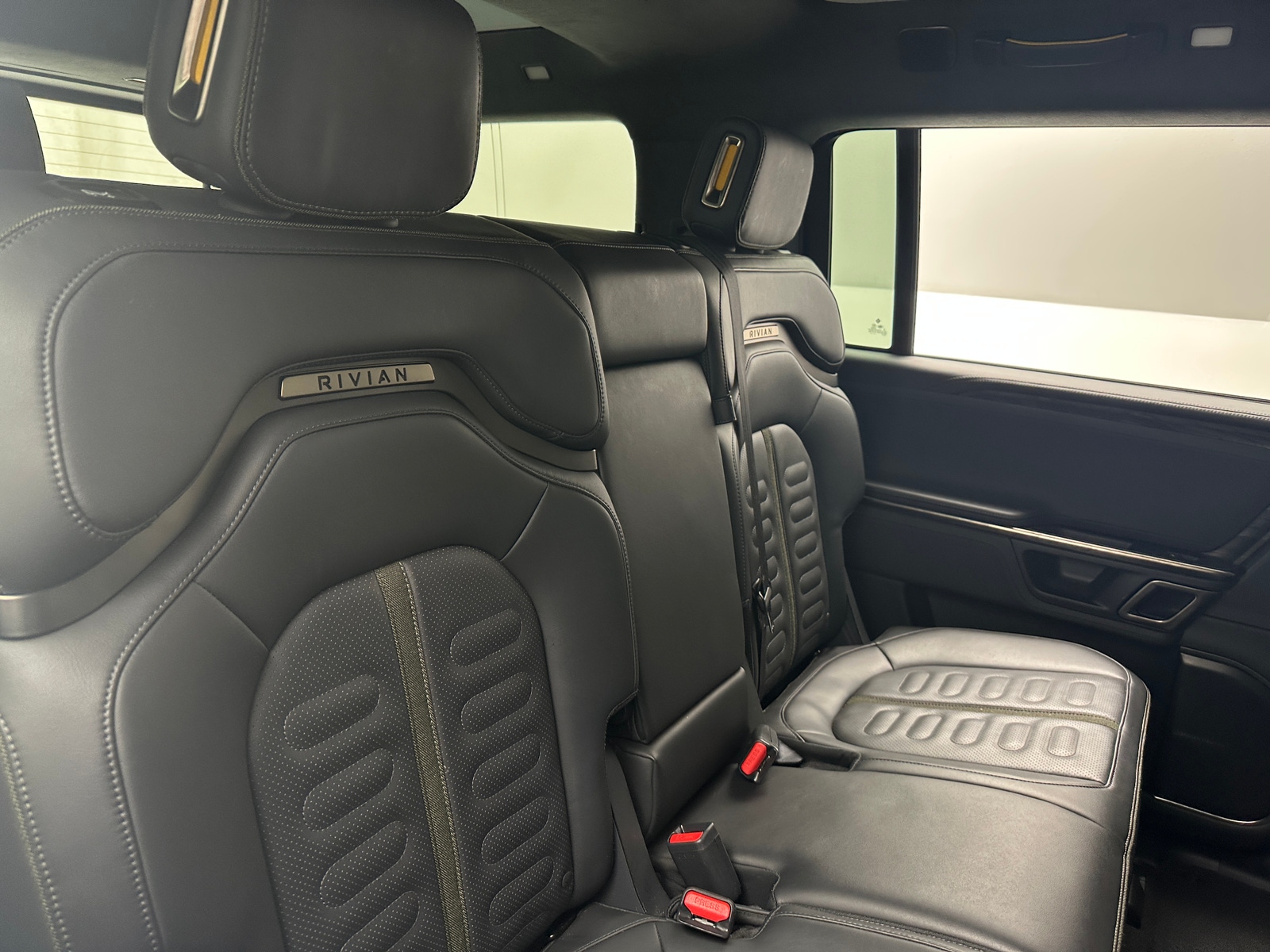 Thumbnail: 2022 Rivian R1S - 5