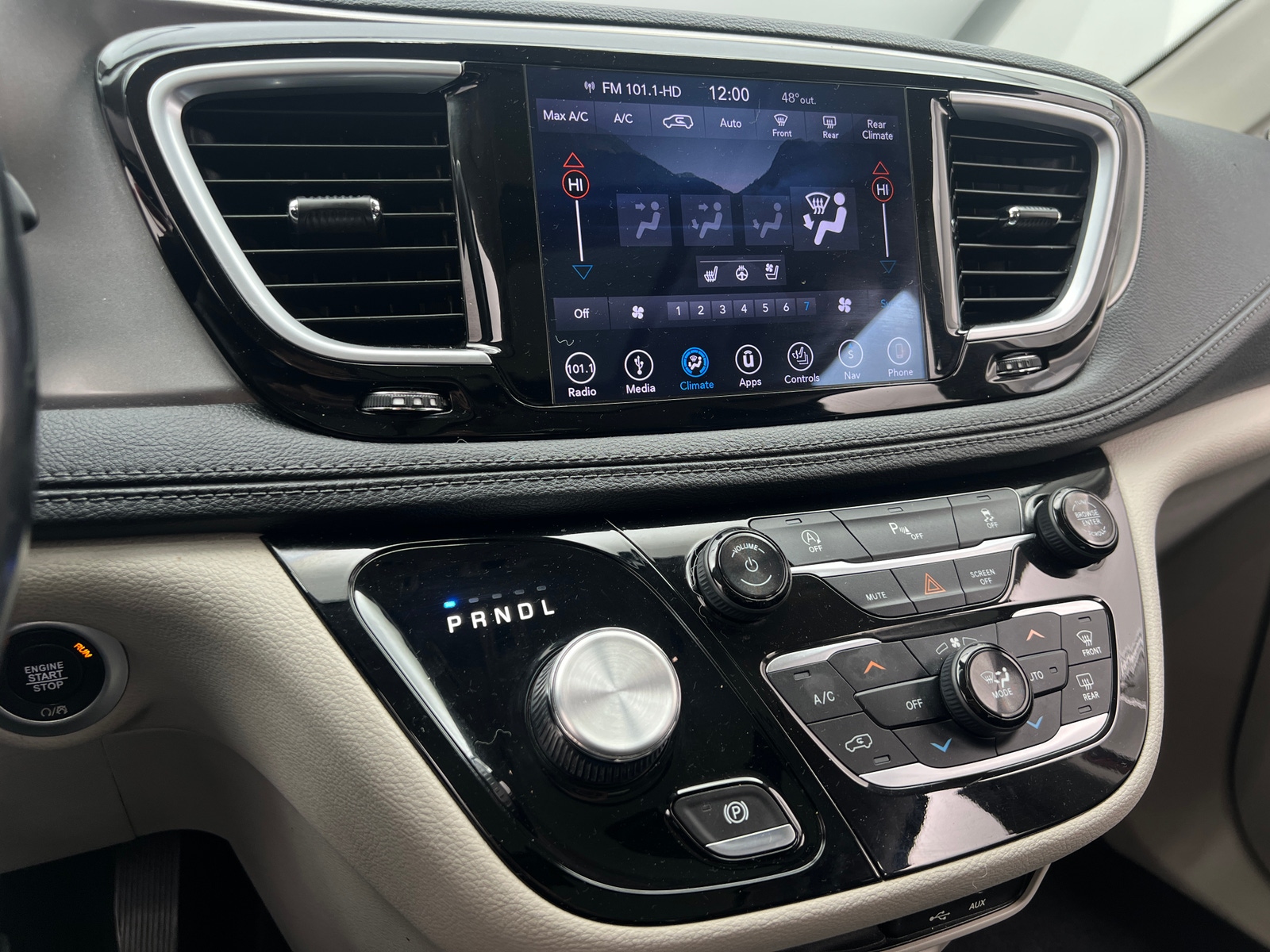 Thumbnail: 2018 Chrysler Pacifica - 3