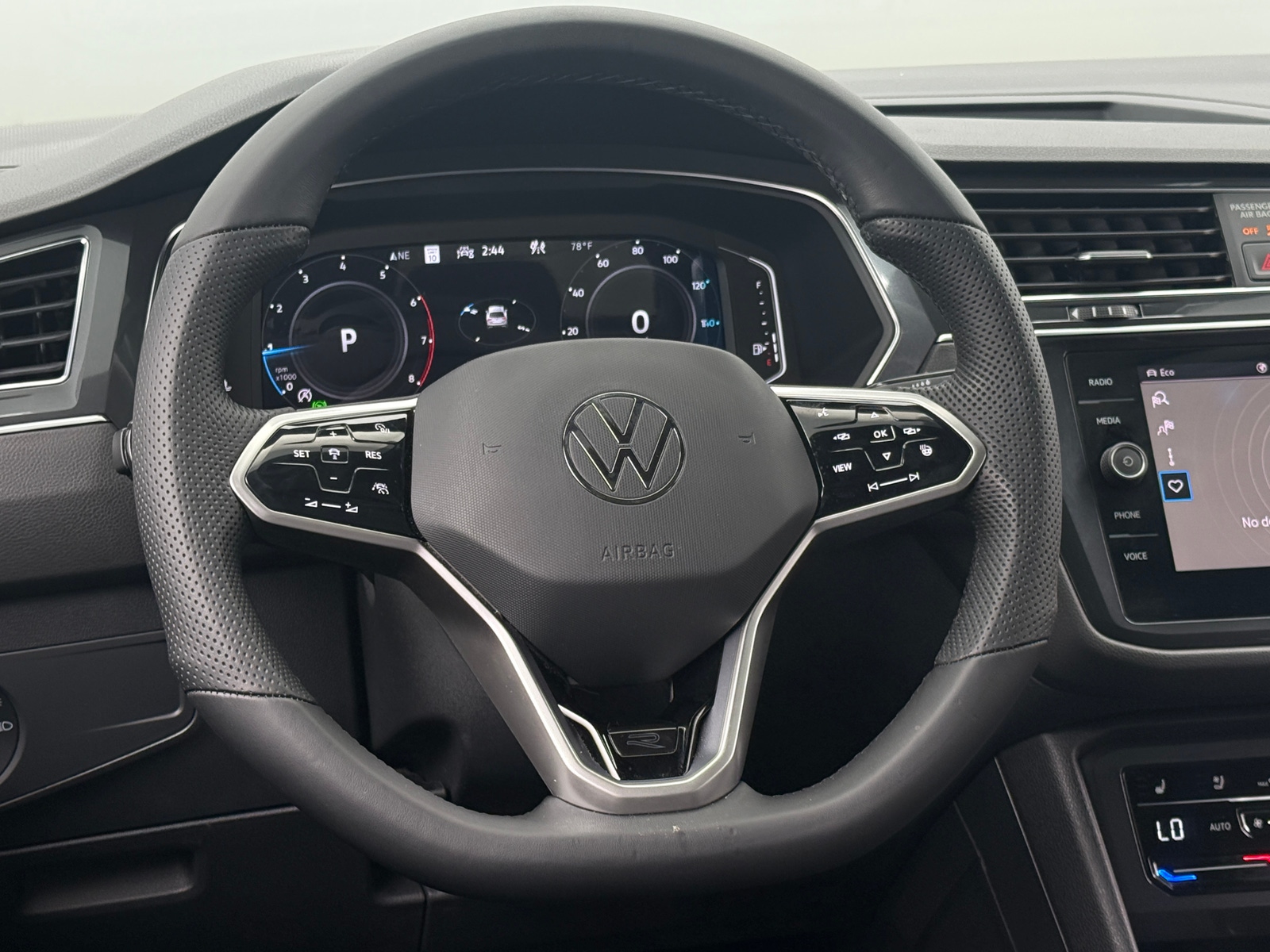 Thumbnail: 2022 Volkswagen Tiguan - 4