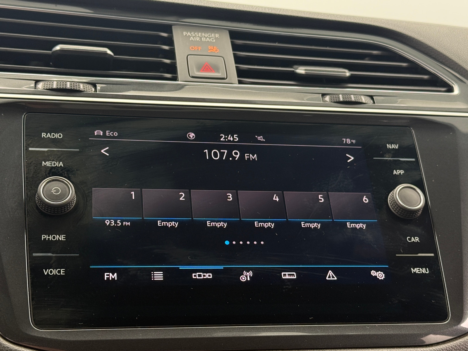 Thumbnail: 2022 Volkswagen Tiguan - 3