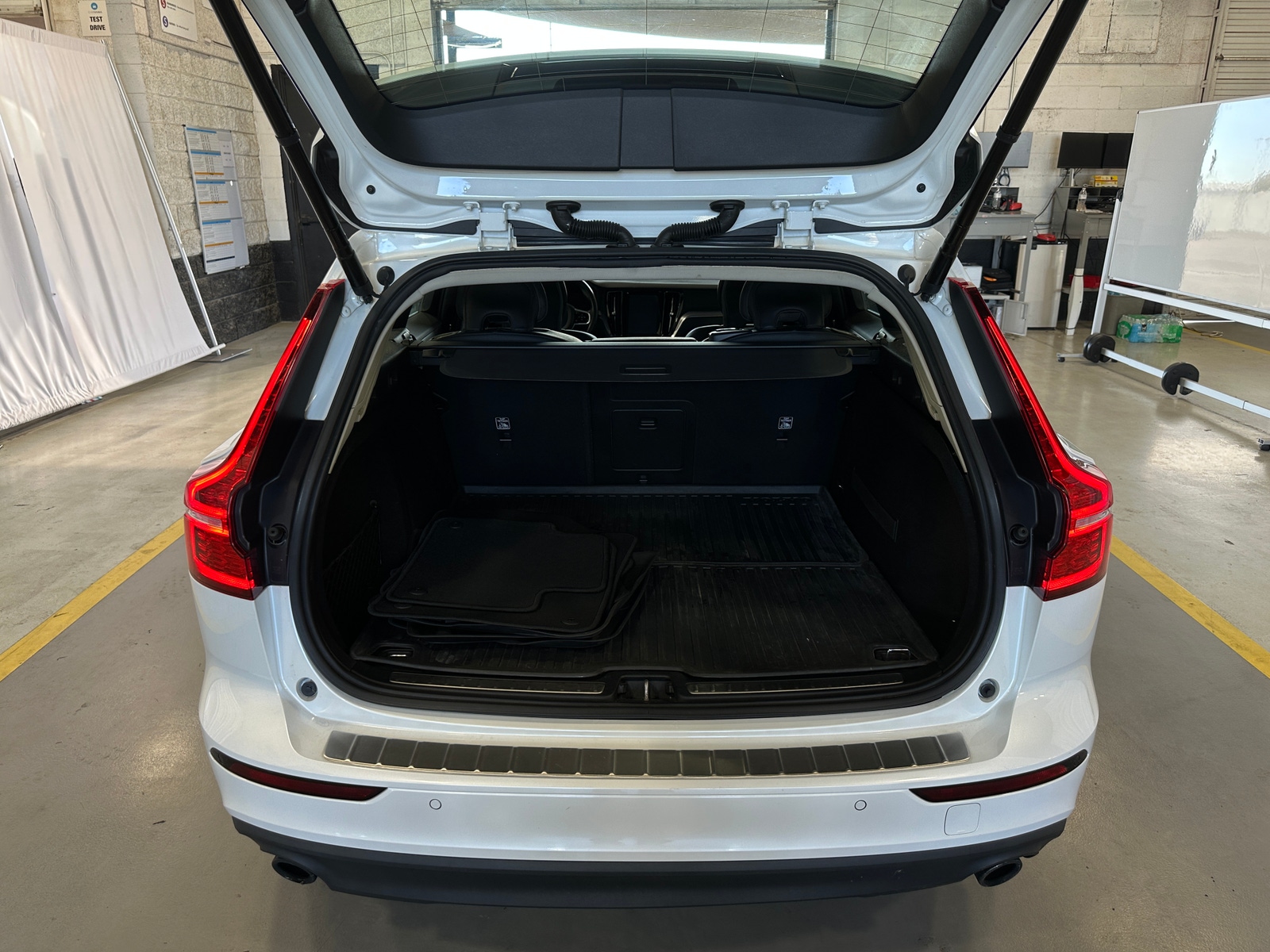 Thumbnail: 2020 Volvo V60 - 6