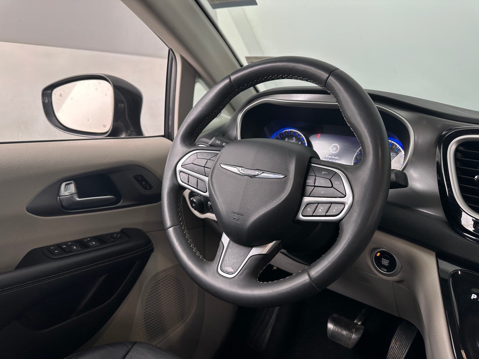 Thumbnail: 2022 Chrysler Pacifica - 4