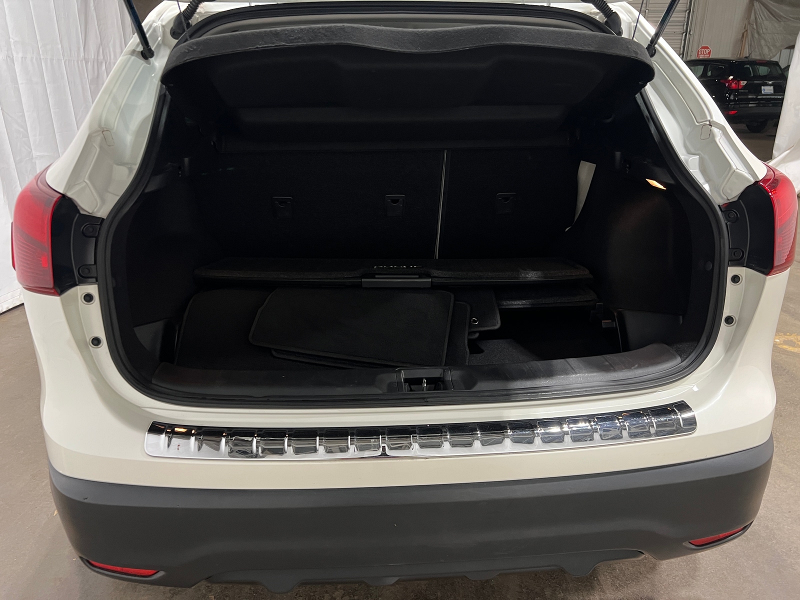 Thumbnail: 2018 Nissan Rogue Sport - 6