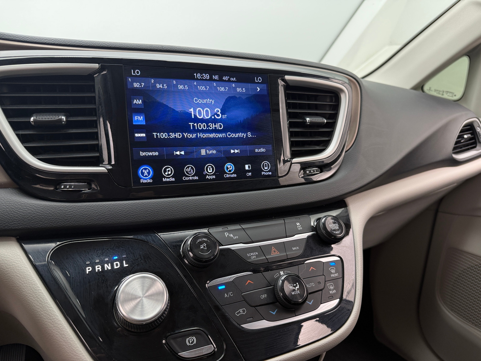 Thumbnail: 2017 Chrysler Pacifica - 3