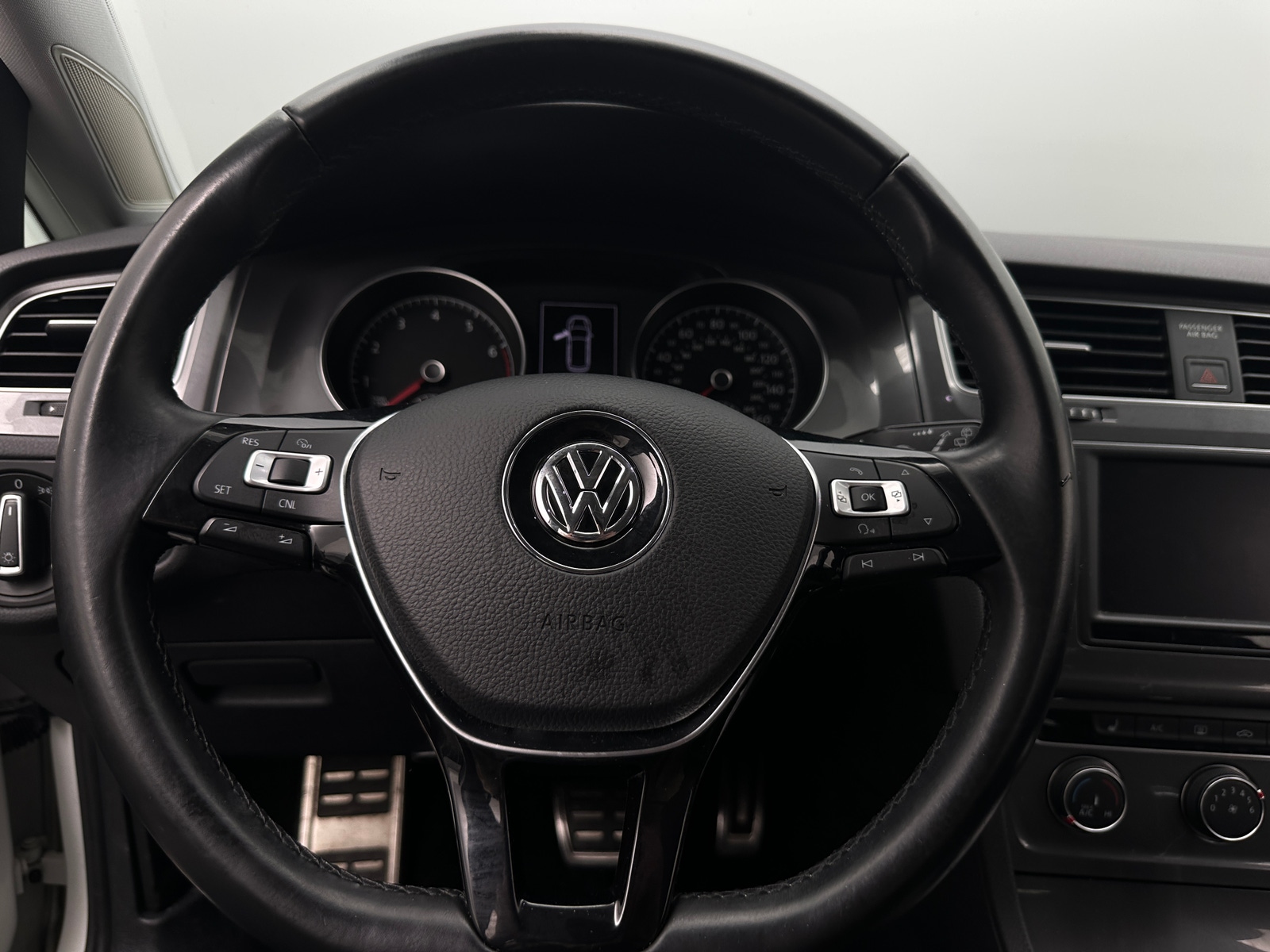 Thumbnail: 2017 Volkswagen Golf - 4