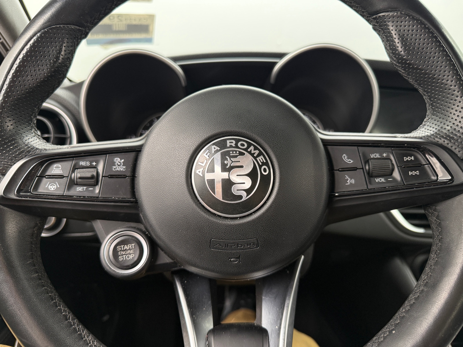 Thumbnail: 2021 Alfa Romeo Giulia - 4