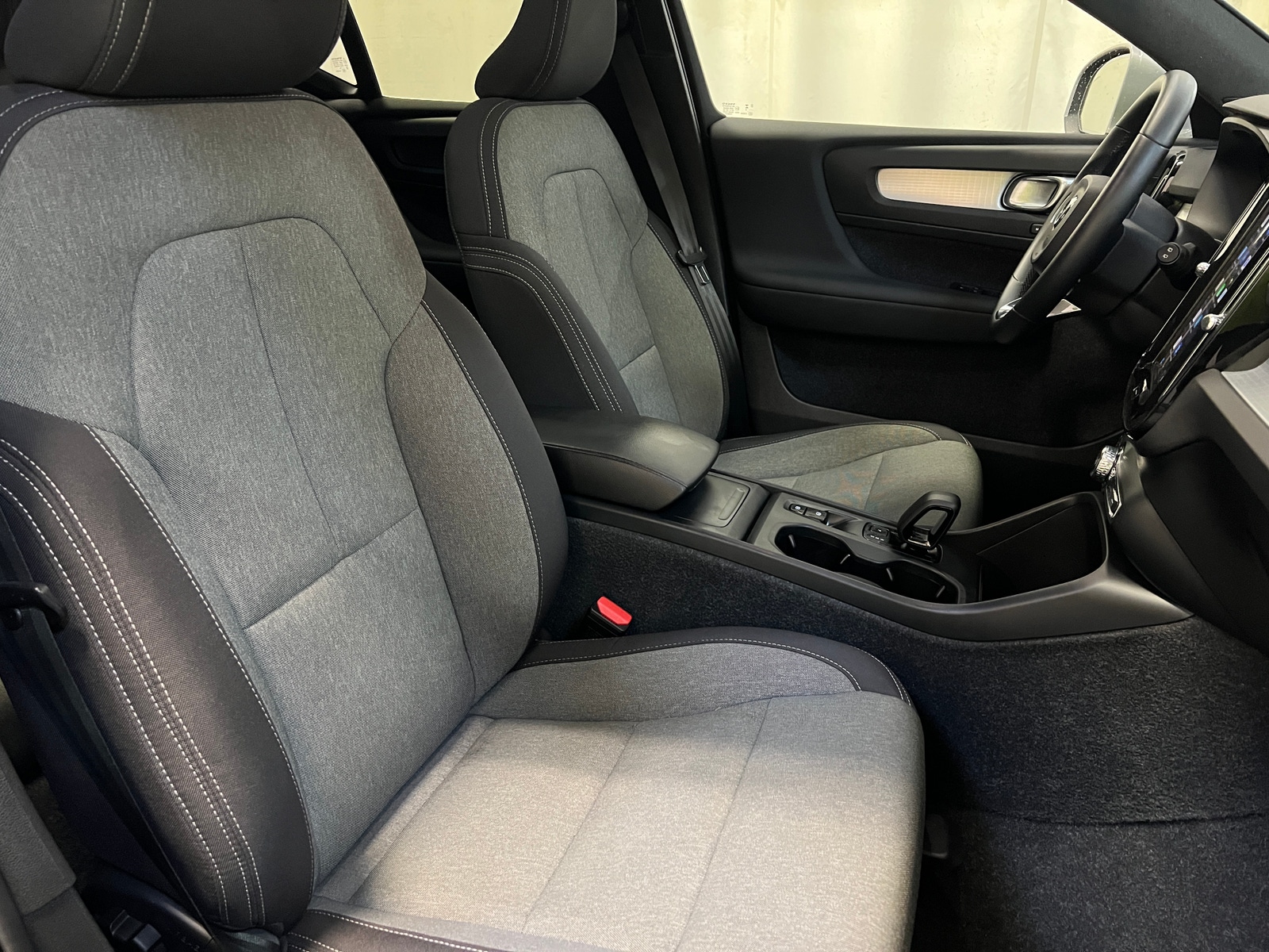 Thumbnail: 2024 Volvo XC40 - 2