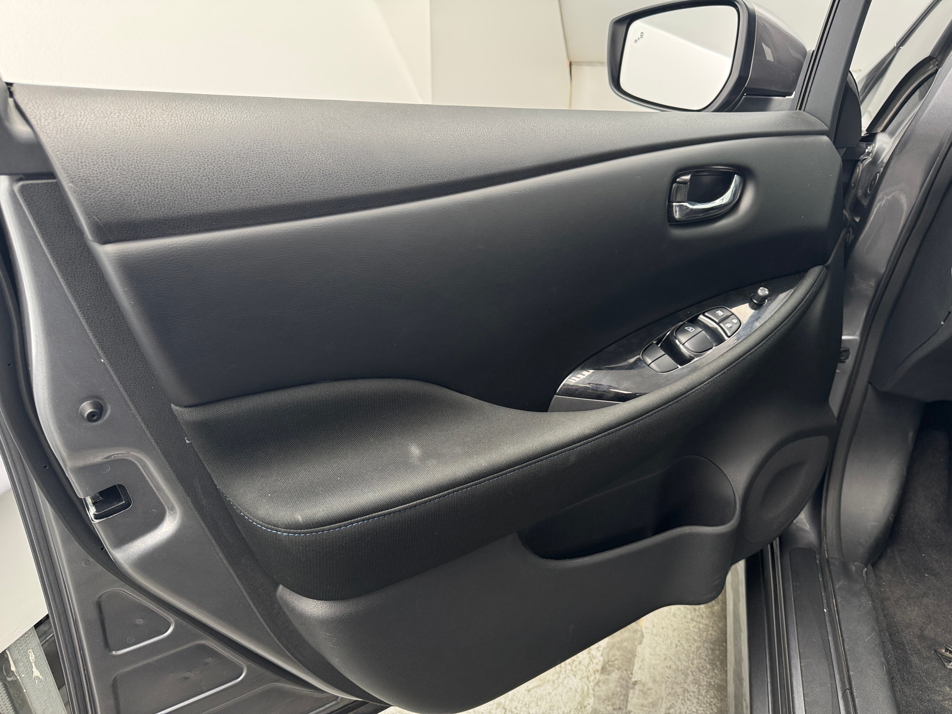 Used 2022 Nissan LEAF SV with VIN 1N4AZ1CV0NC562273 for sale in Oak Creek, WI