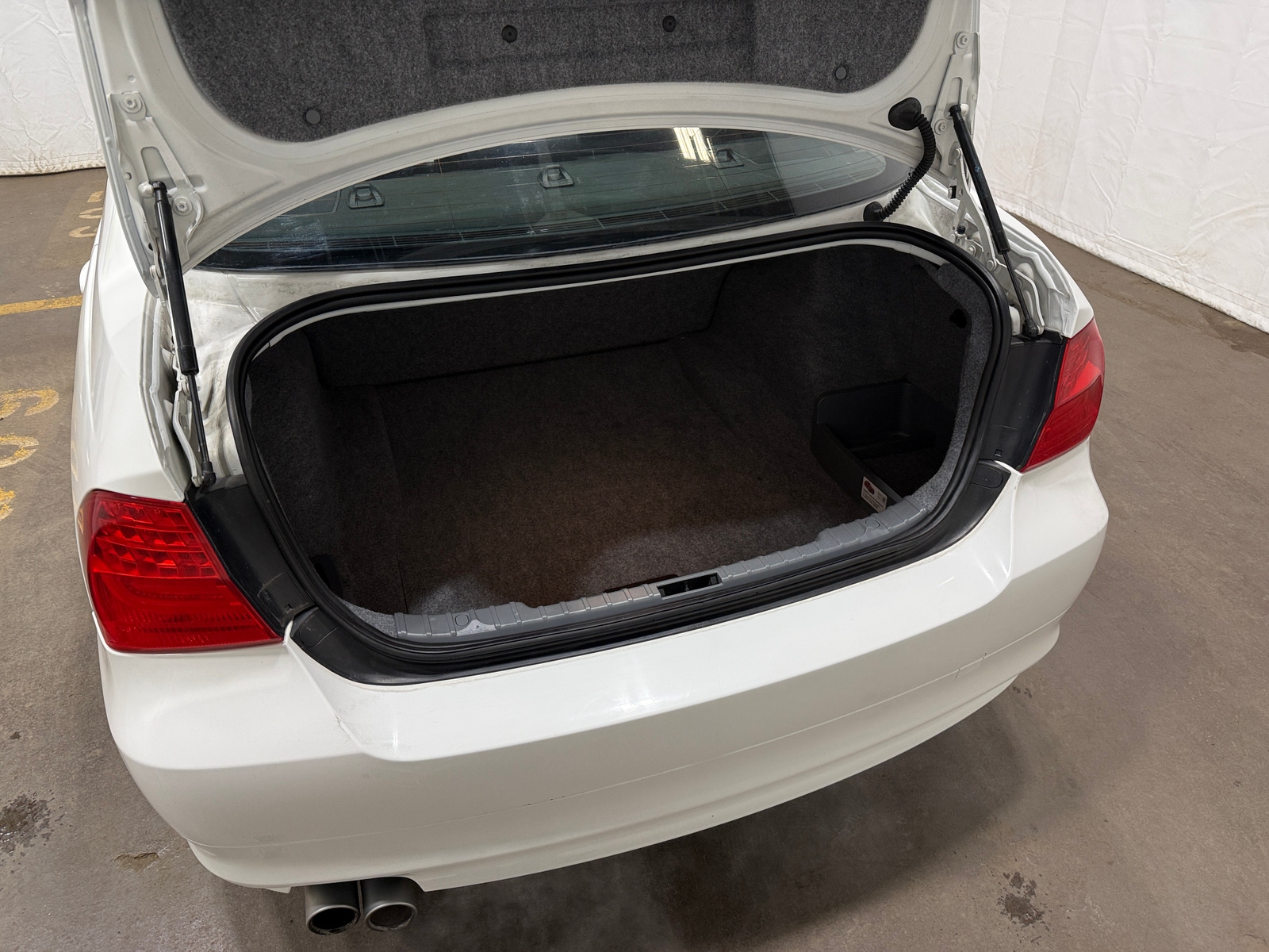 Thumbnail: 2011 BMW 3 Series - 6