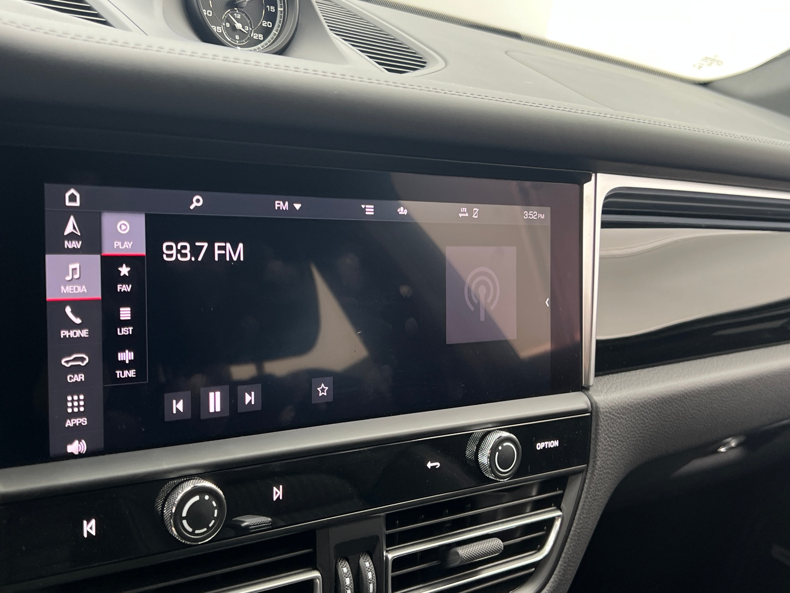 Thumbnail: 2023 Porsche Macan - 3