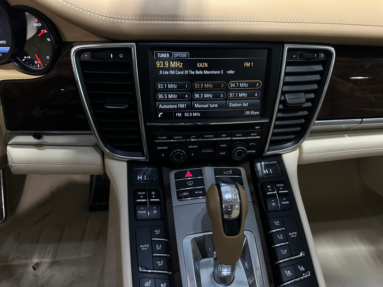 Thumbnail: 2016 Porsche Panamera - 3