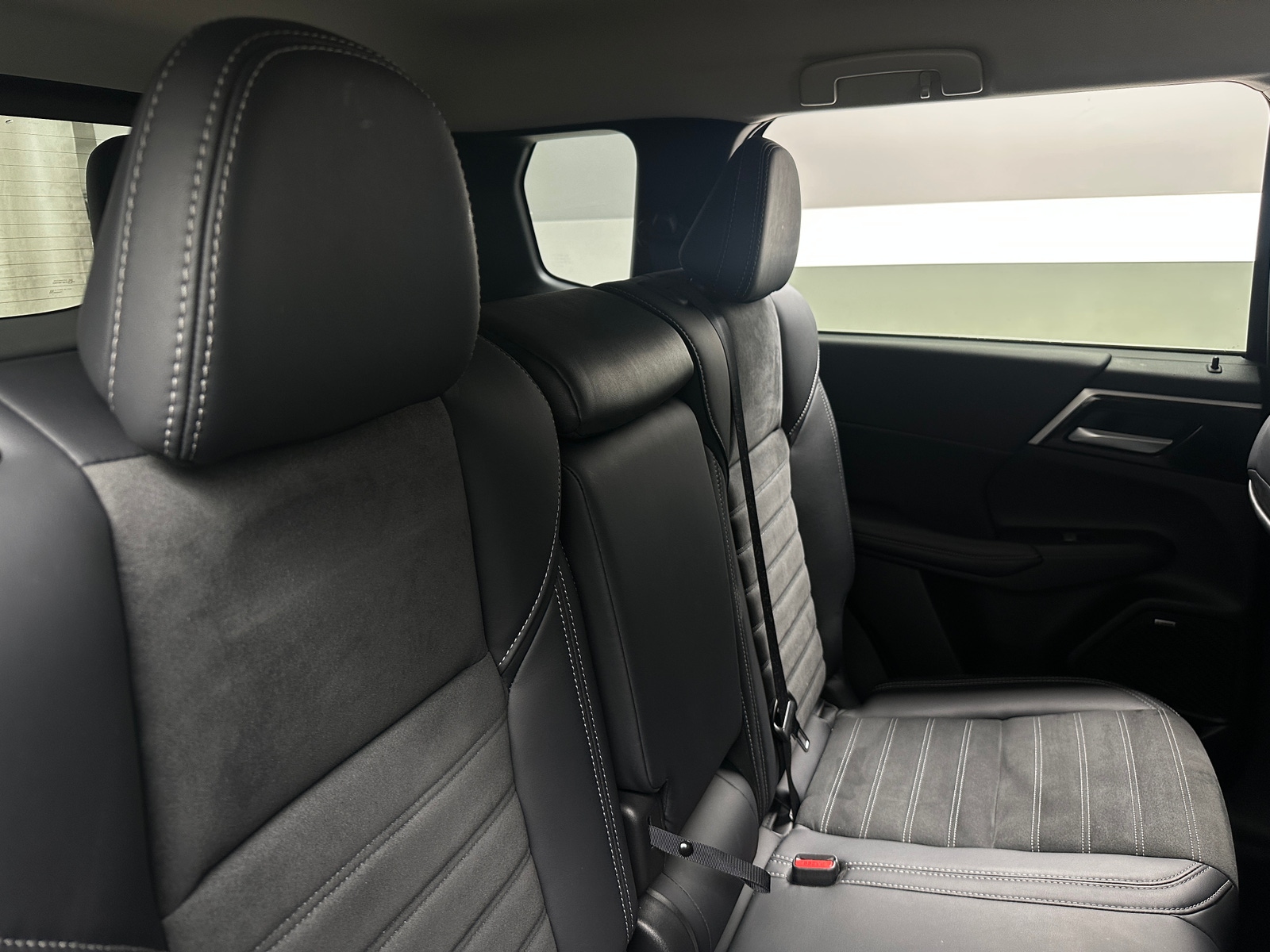 Thumbnail: 2025 Mitsubishi Outlander - 5