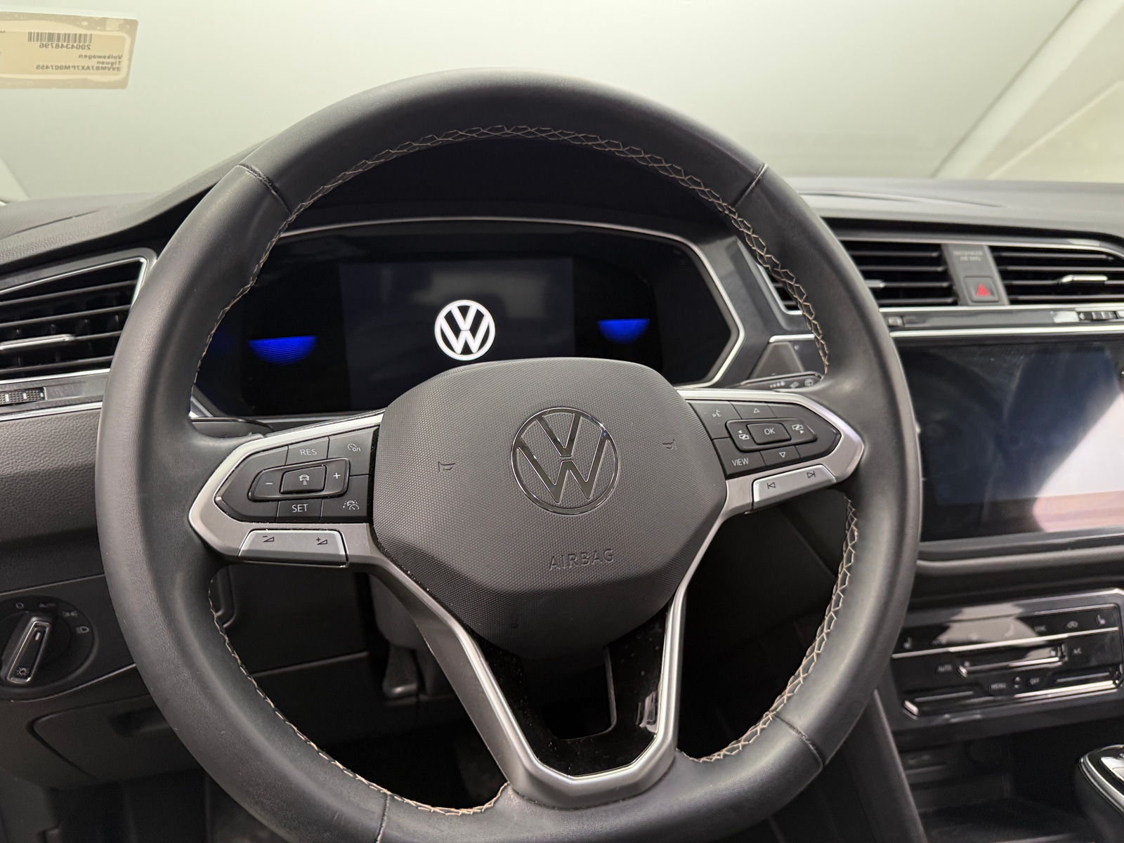 Thumbnail: 2023 Volkswagen Tiguan - 4