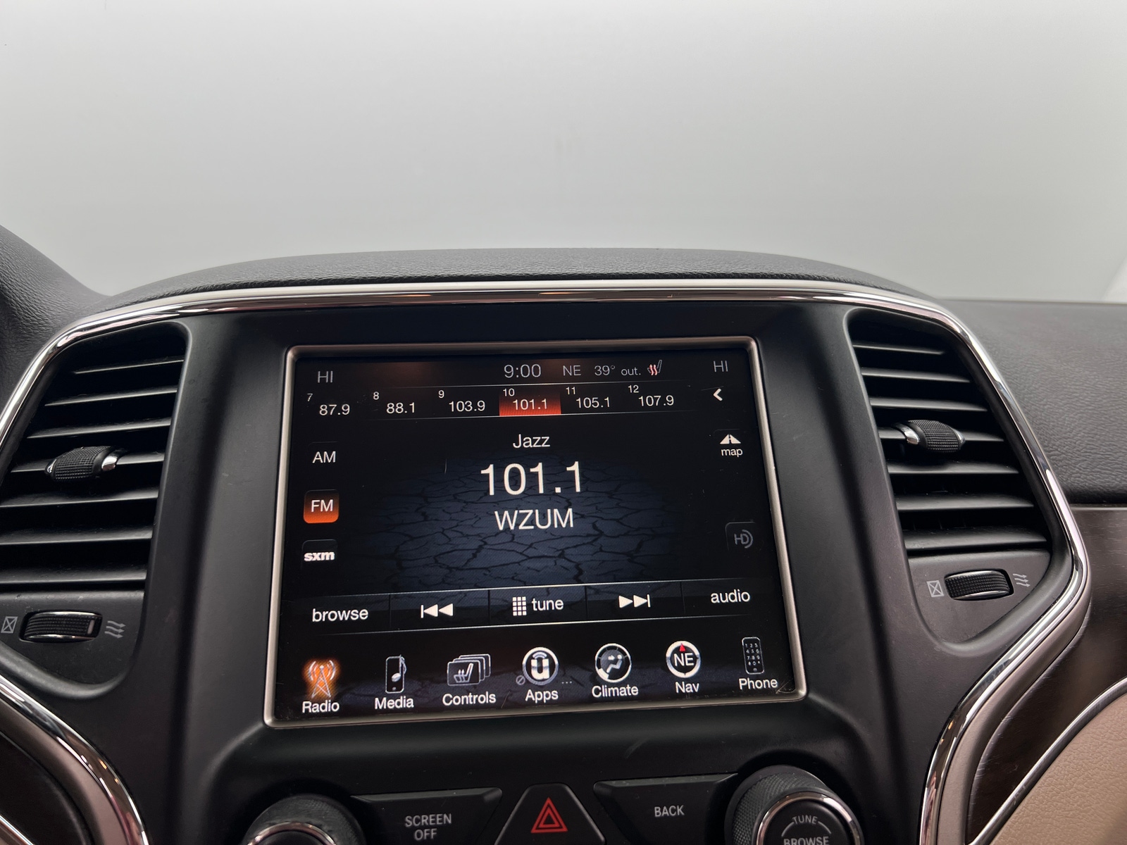 Thumbnail: 2017 Jeep Grand Cherokee - 3