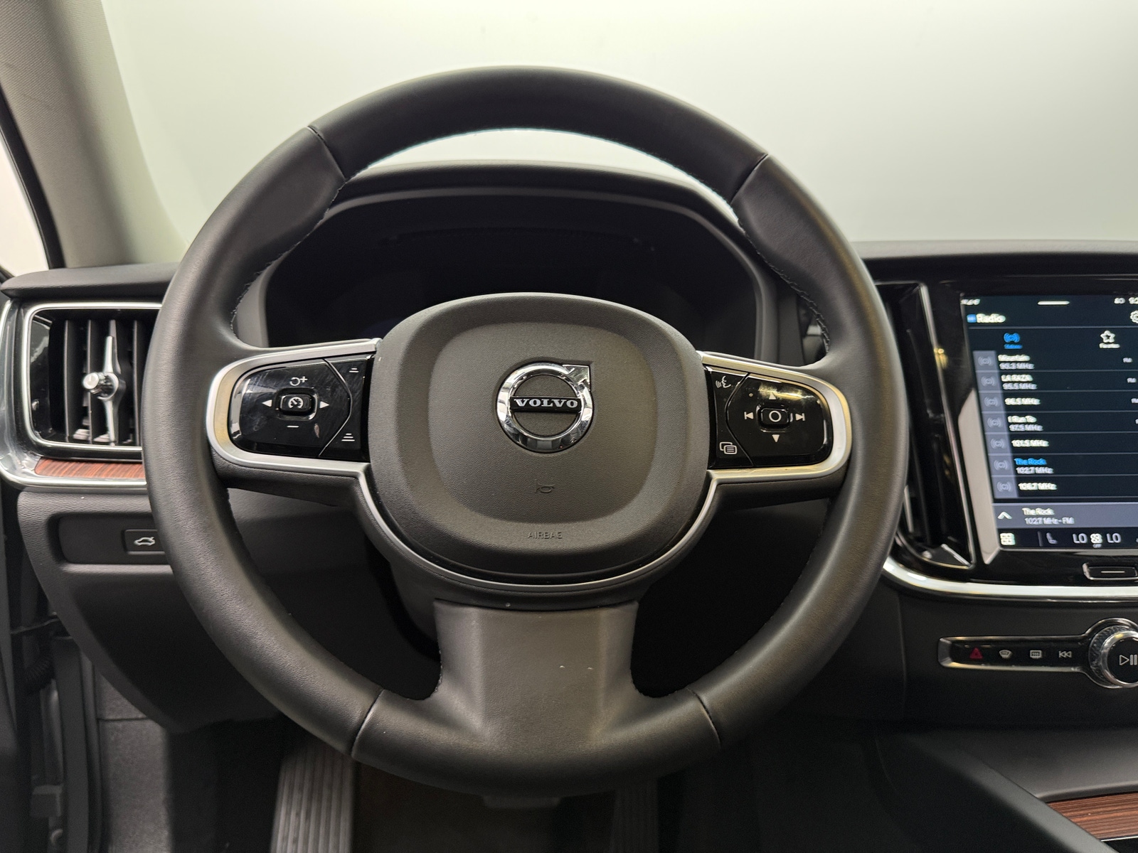 Thumbnail: 2025 Volvo V60 - 4