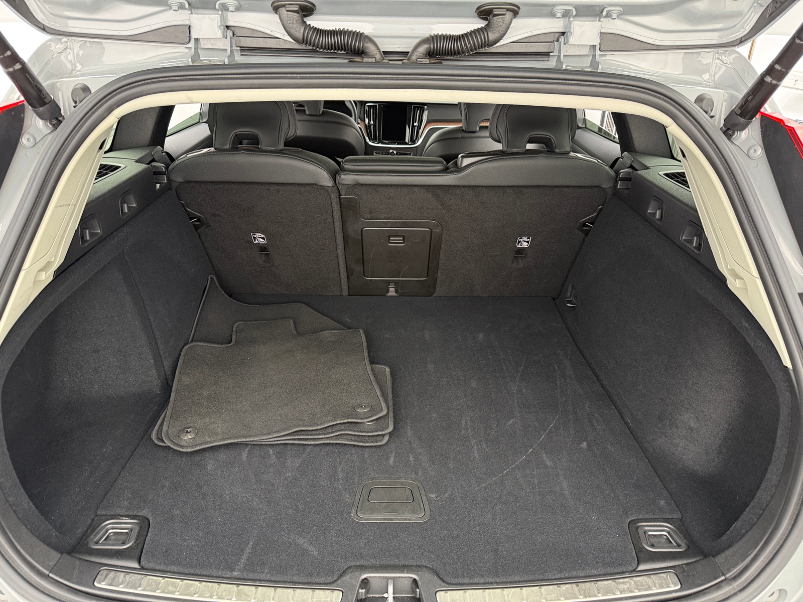 Thumbnail: 2025 Volvo V60 - 6