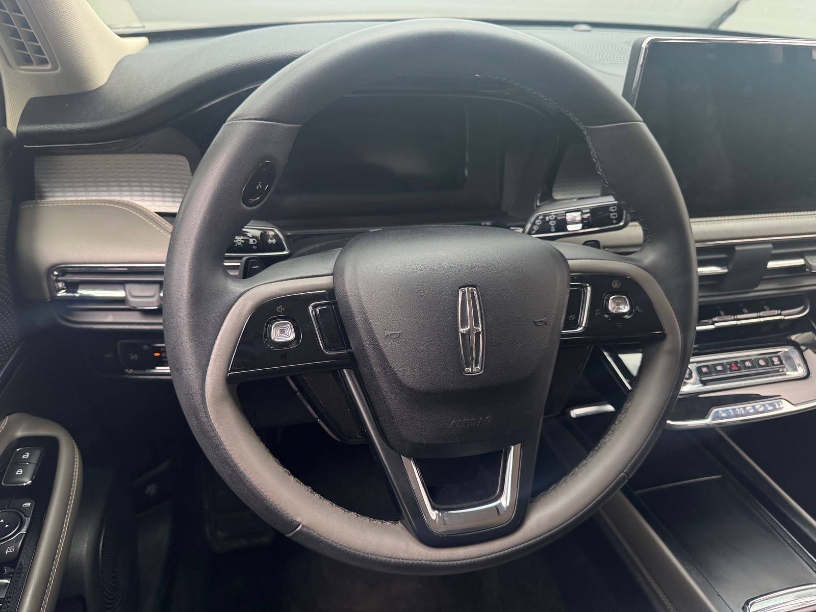 Thumbnail: 2023 Lincoln Corsair - 4