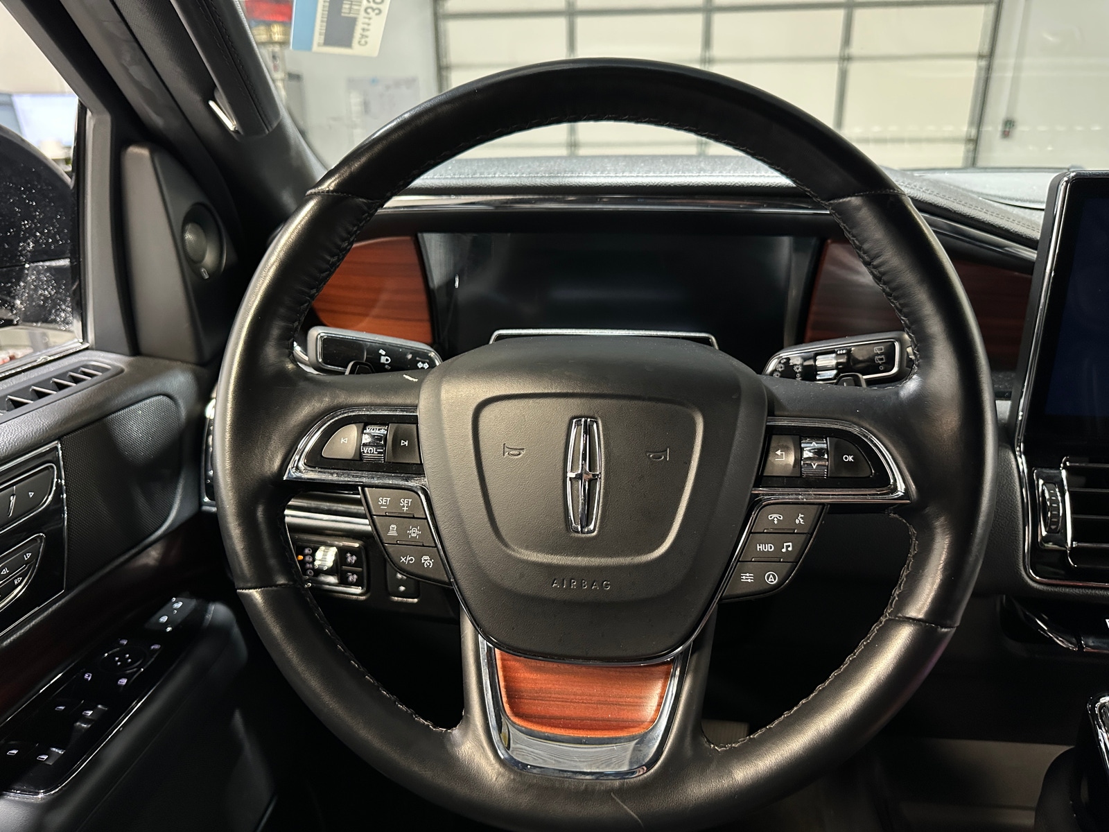 Thumbnail: 2024 Lincoln Navigator - 4