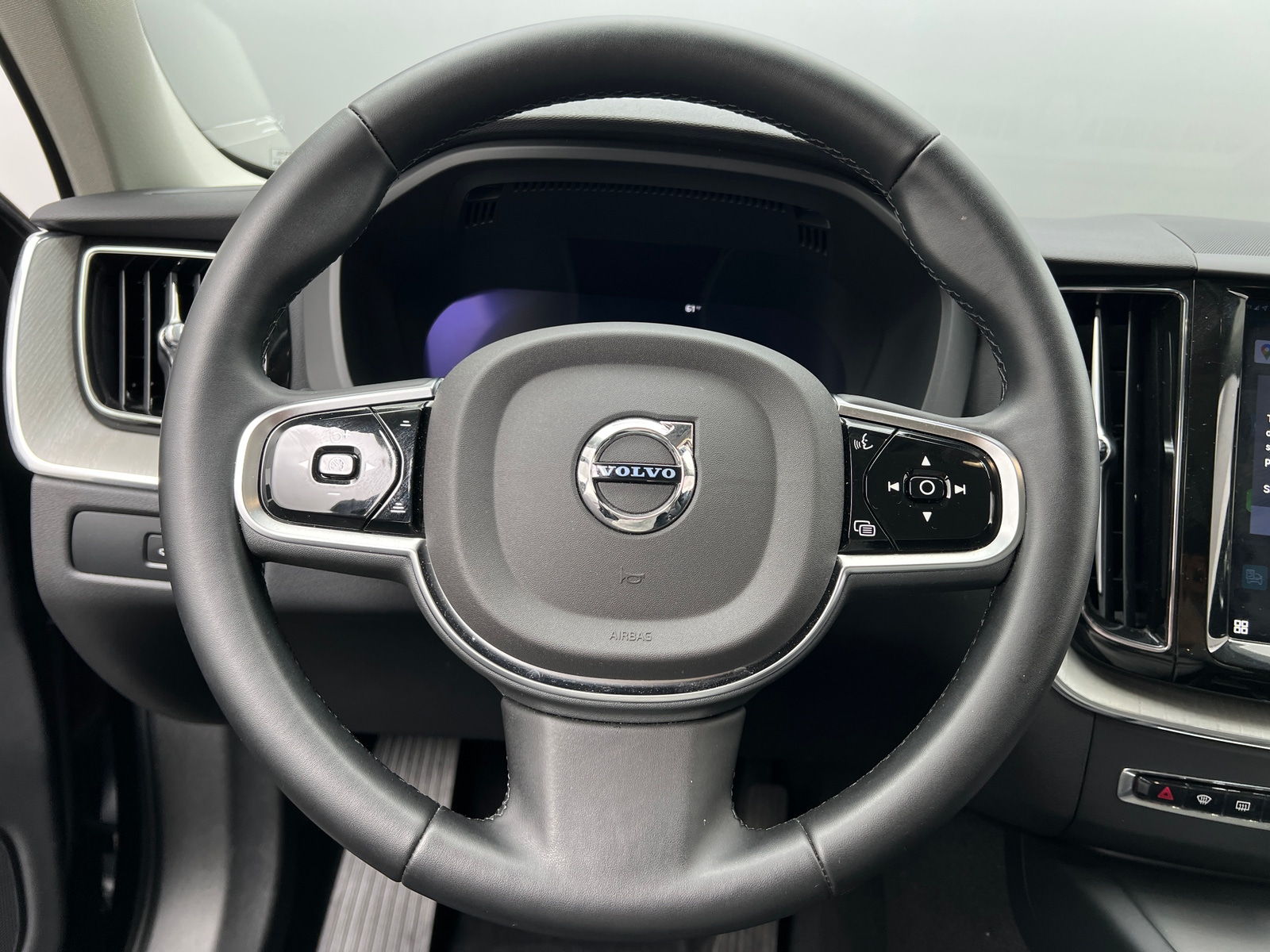 Thumbnail: 2025 Volvo XC60 - 4