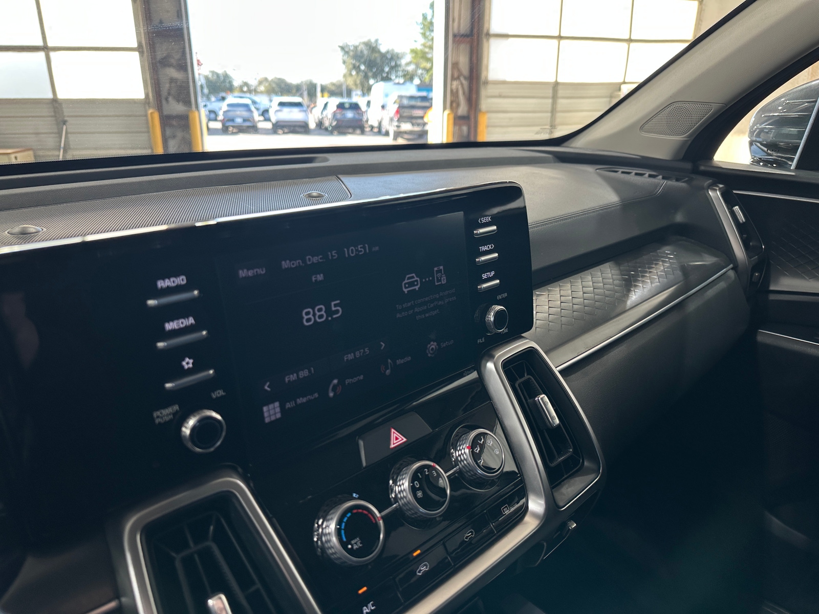 Thumbnail: 2023 Kia Sorento - 4