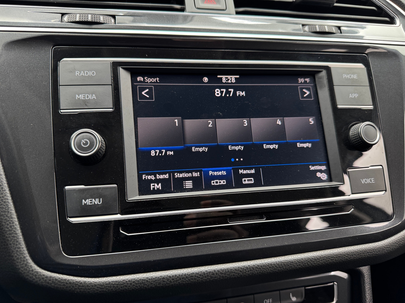 Thumbnail: 2022 Volkswagen Tiguan - 4