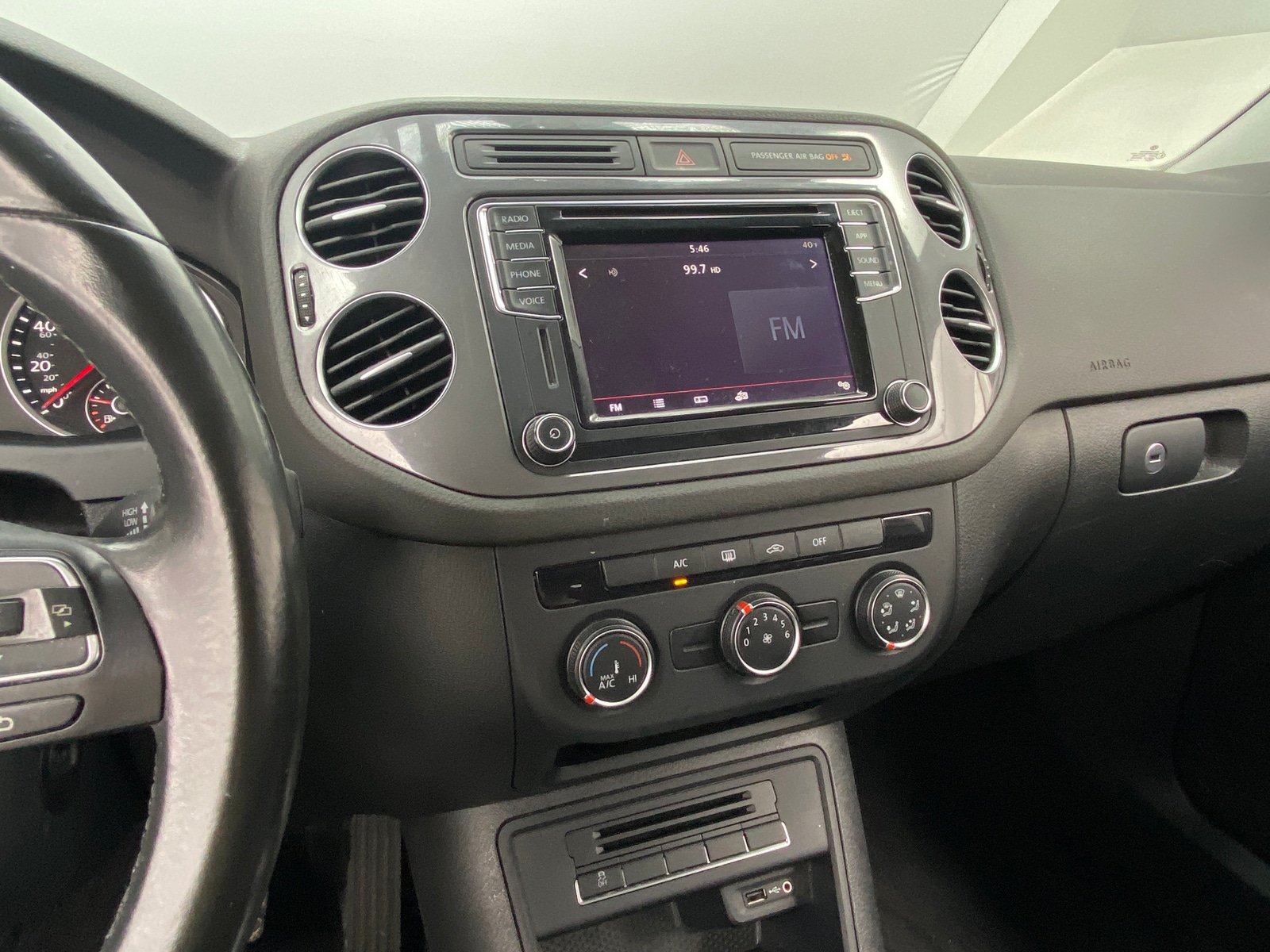 Thumbnail: 2017 Volkswagen Tiguan - 4