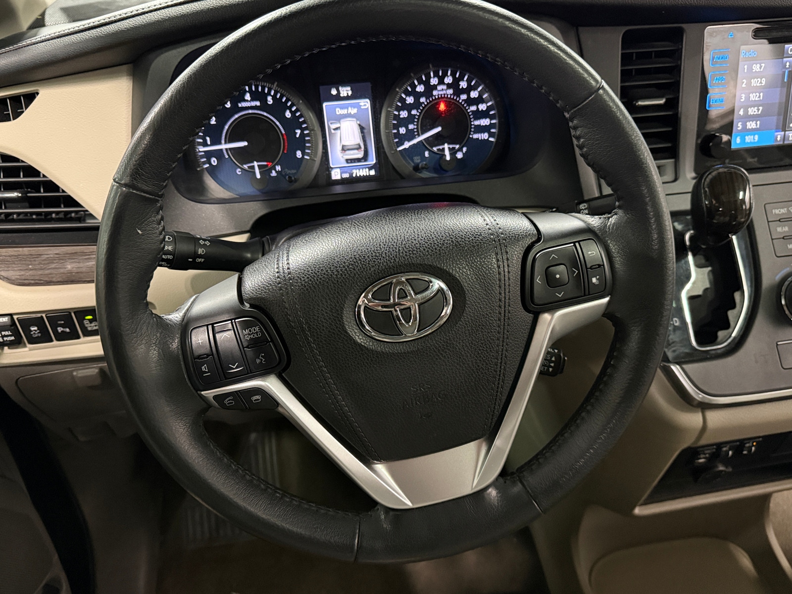 Thumbnail: 2017 Toyota Sienna - 4