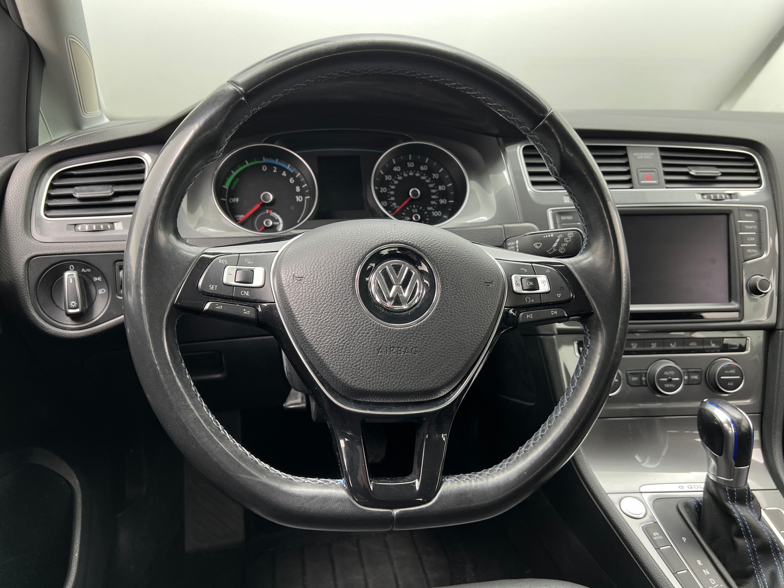 Thumbnail: 2016 Volkswagen e-Golf - 4