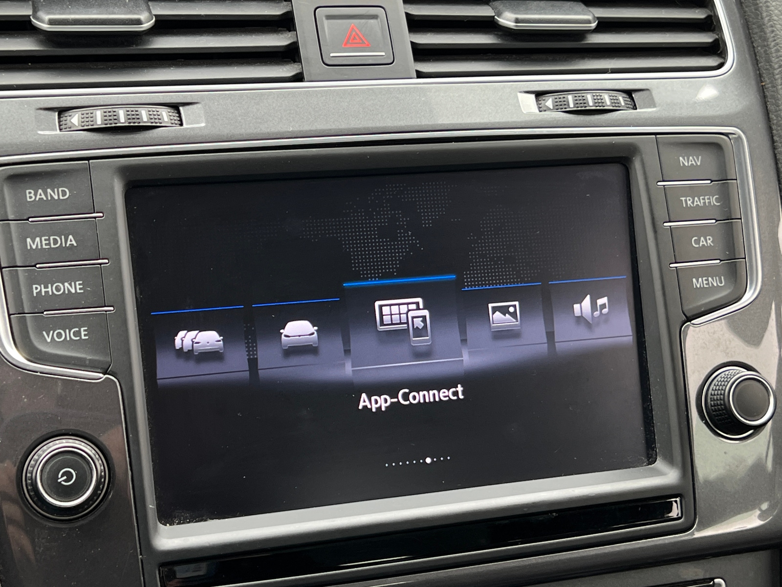 Thumbnail: 2016 Volkswagen e-Golf - 3