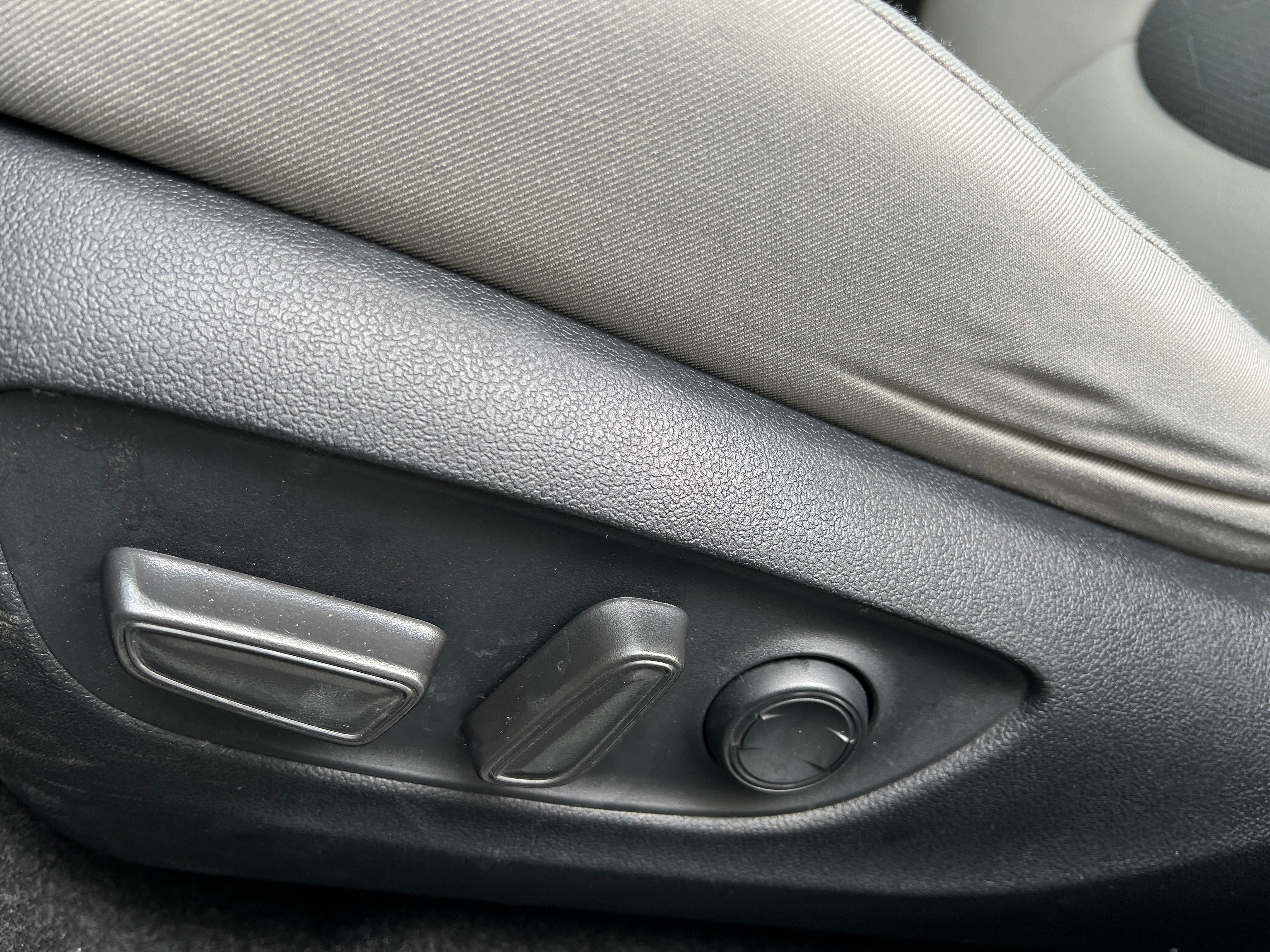 Used 2020 Toyota RAV4 XLE with VIN 2T3P1RFVXLC104760 for sale in Kansas City