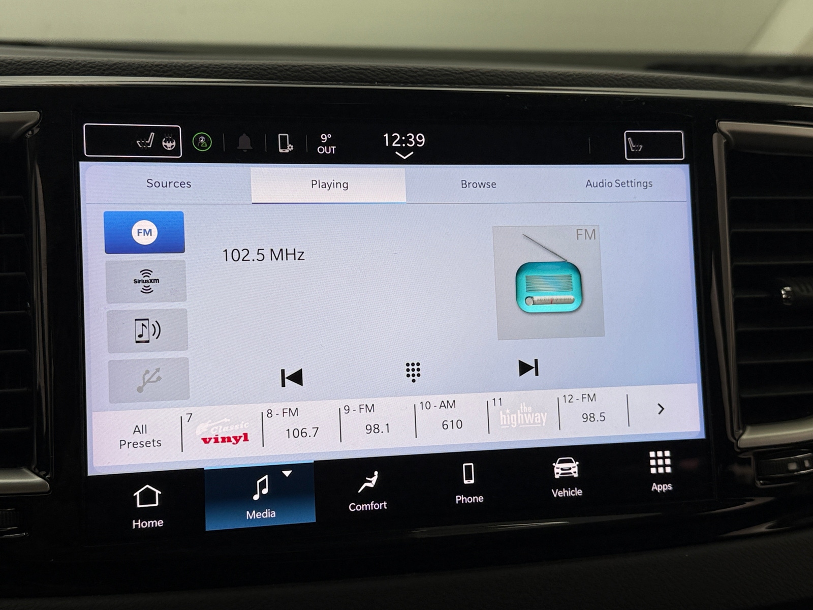 Thumbnail: 2023 Chrysler Pacifica - 3