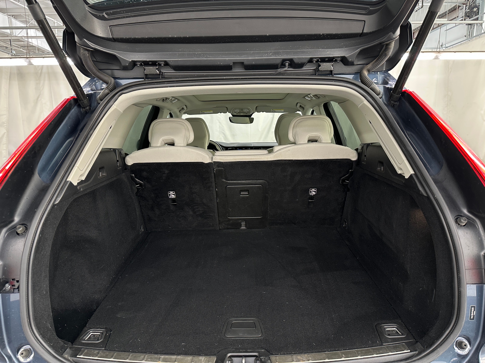 Thumbnail: 2023 Volvo XC60 - 7