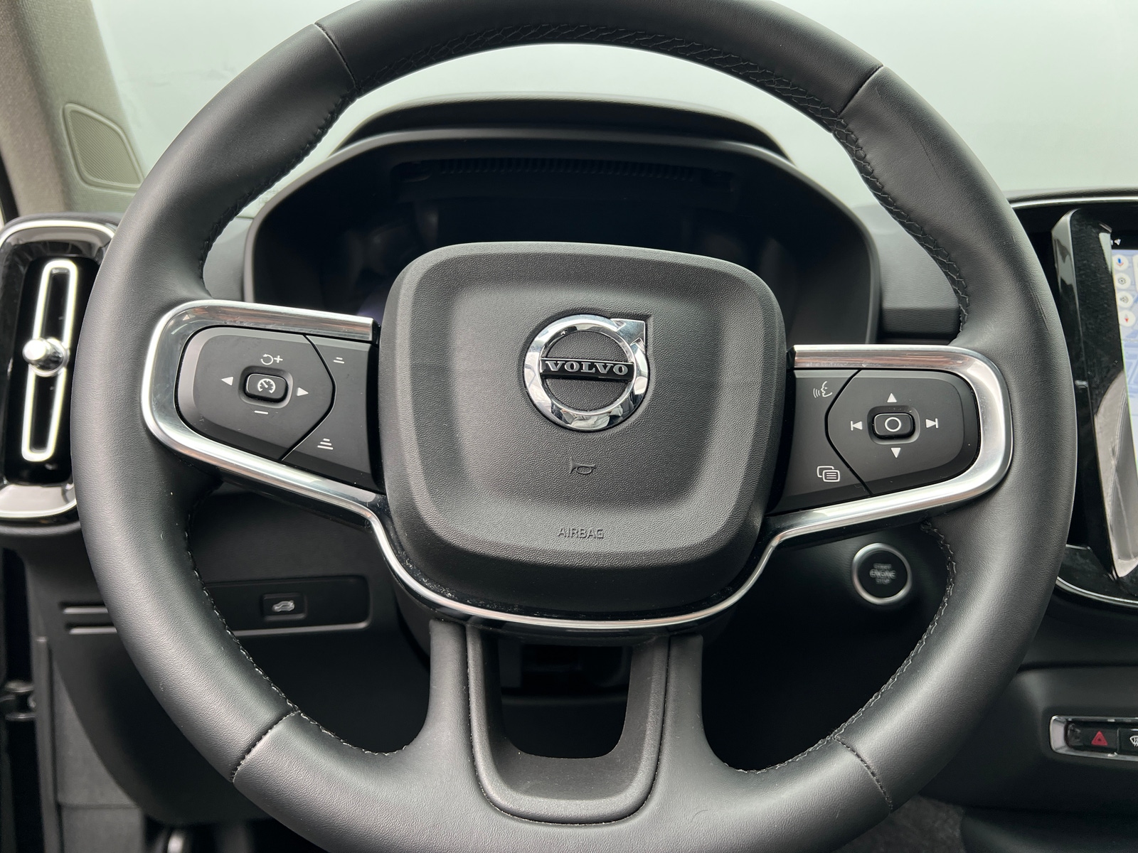 Thumbnail: 2025 Volvo XC40 - 4