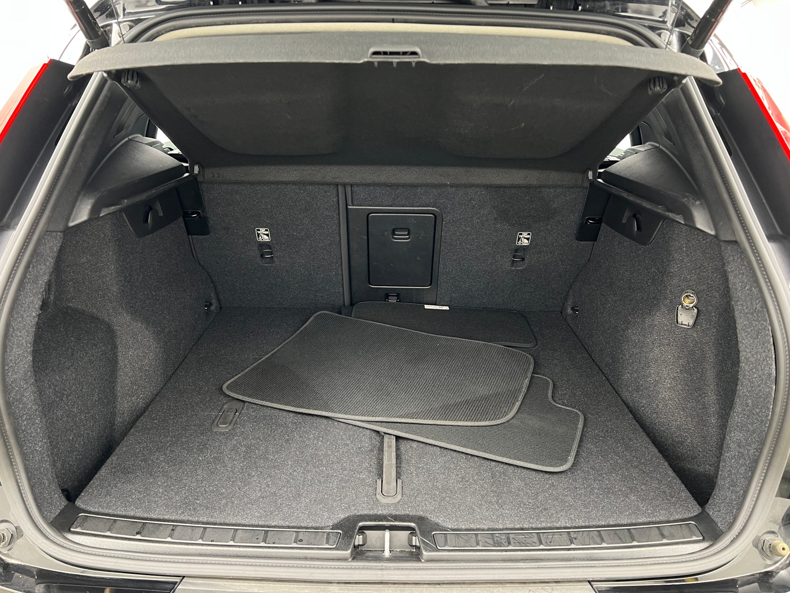 Thumbnail: 2025 Volvo XC40 - 6