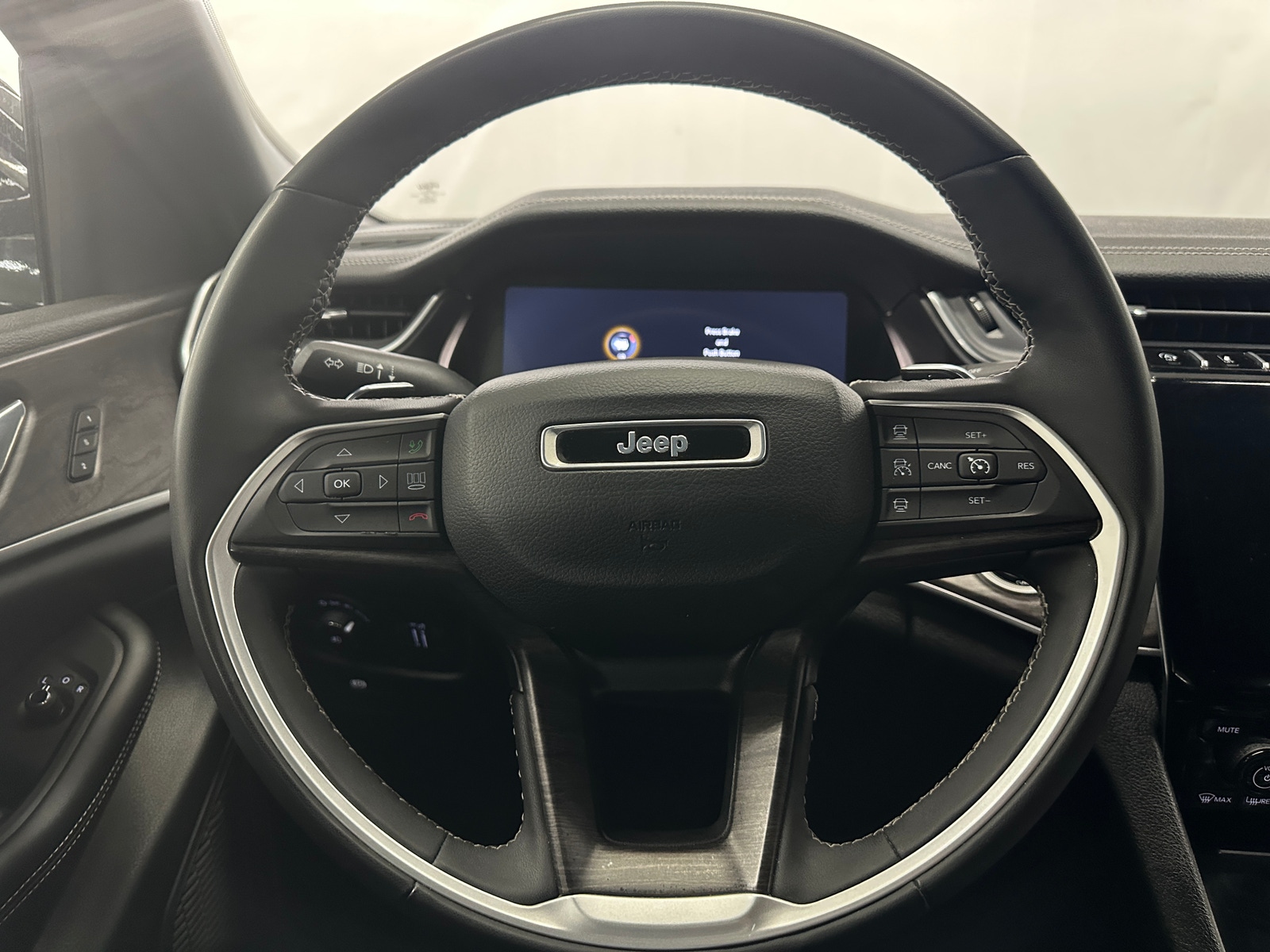 Thumbnail: 2024 Jeep Grand Cherokee L - 4