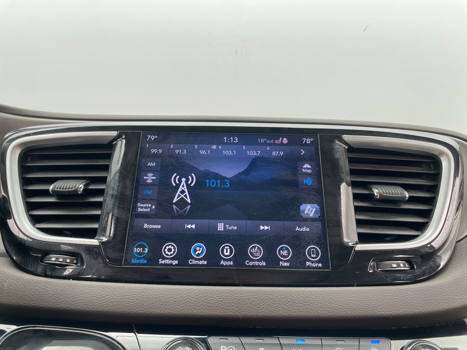 Thumbnail: 2018 Chrysler Pacifica - 3