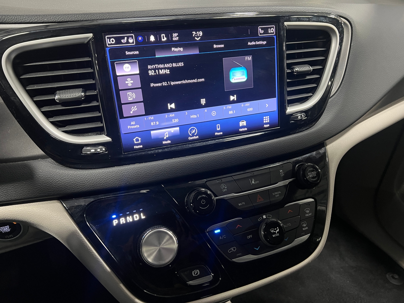 Thumbnail: 2022 Chrysler Pacifica - 3