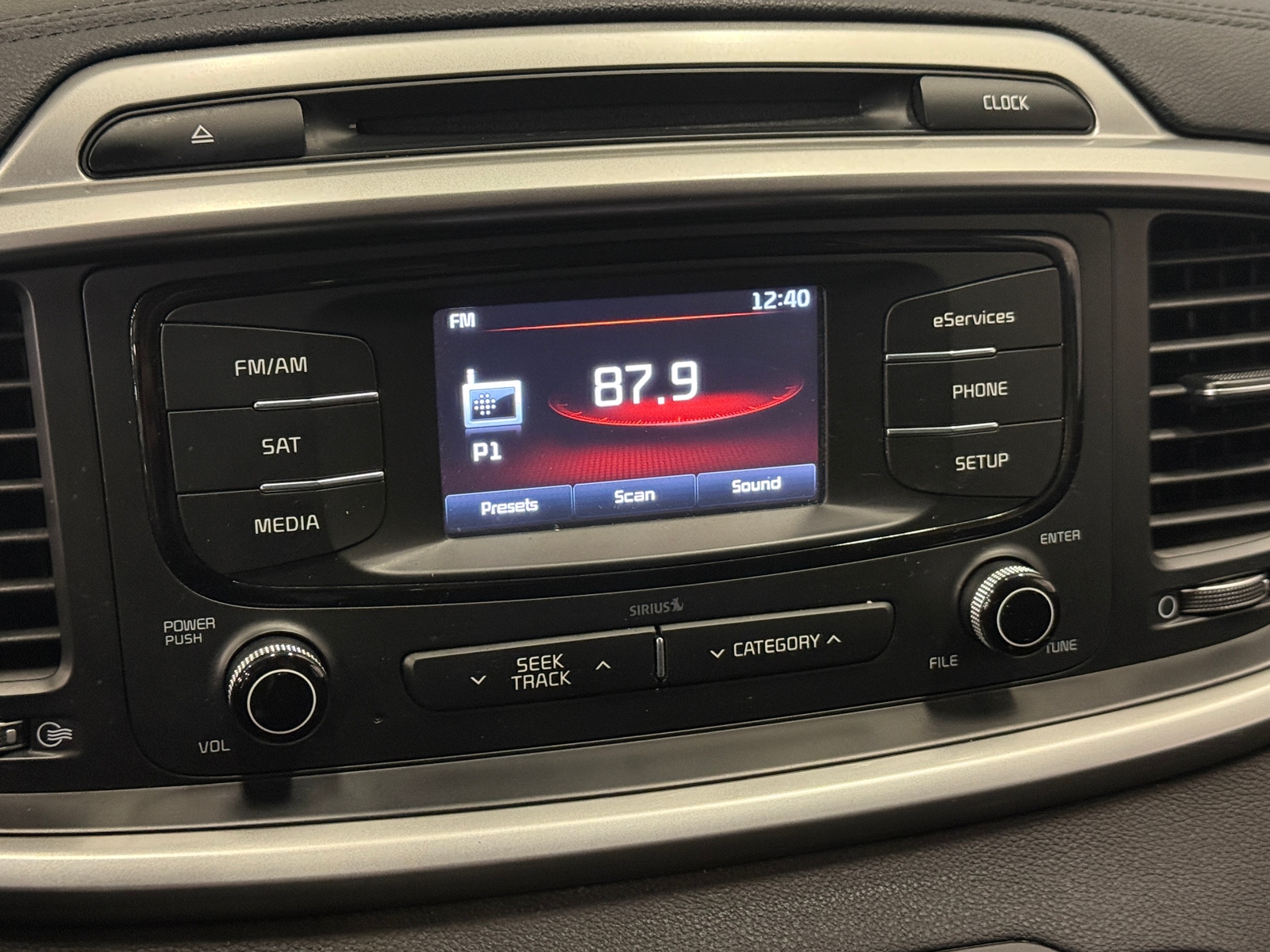 Thumbnail: 2016 Kia Sorento - 4