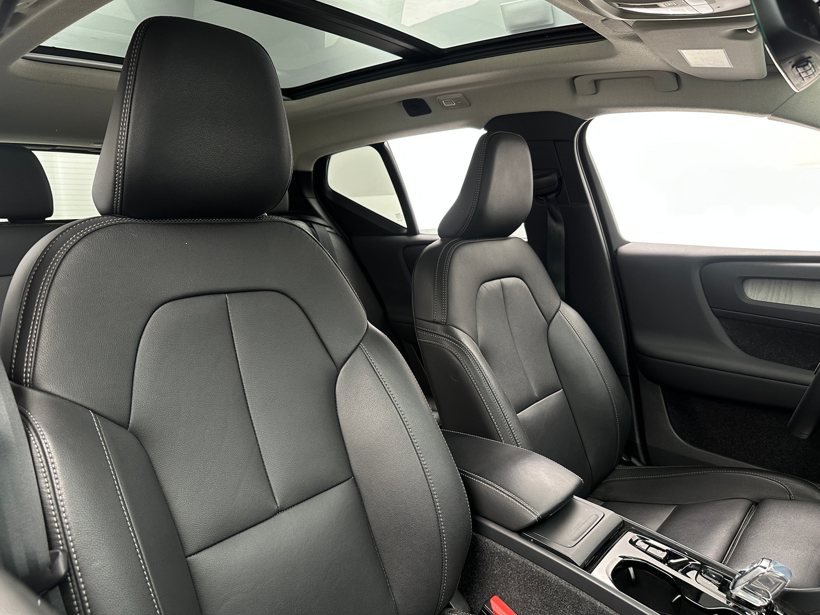 Thumbnail: 2025 Volvo XC40 - 2