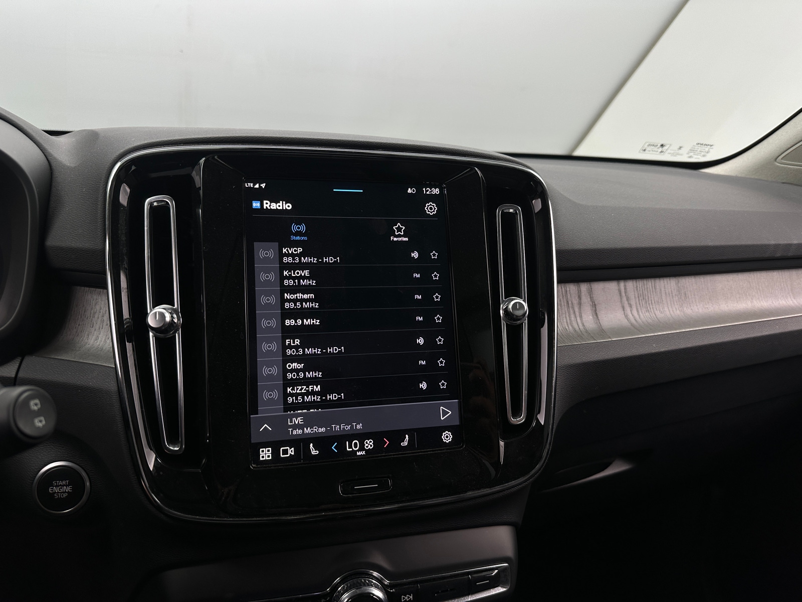 Thumbnail: 2025 Volvo XC40 - 4