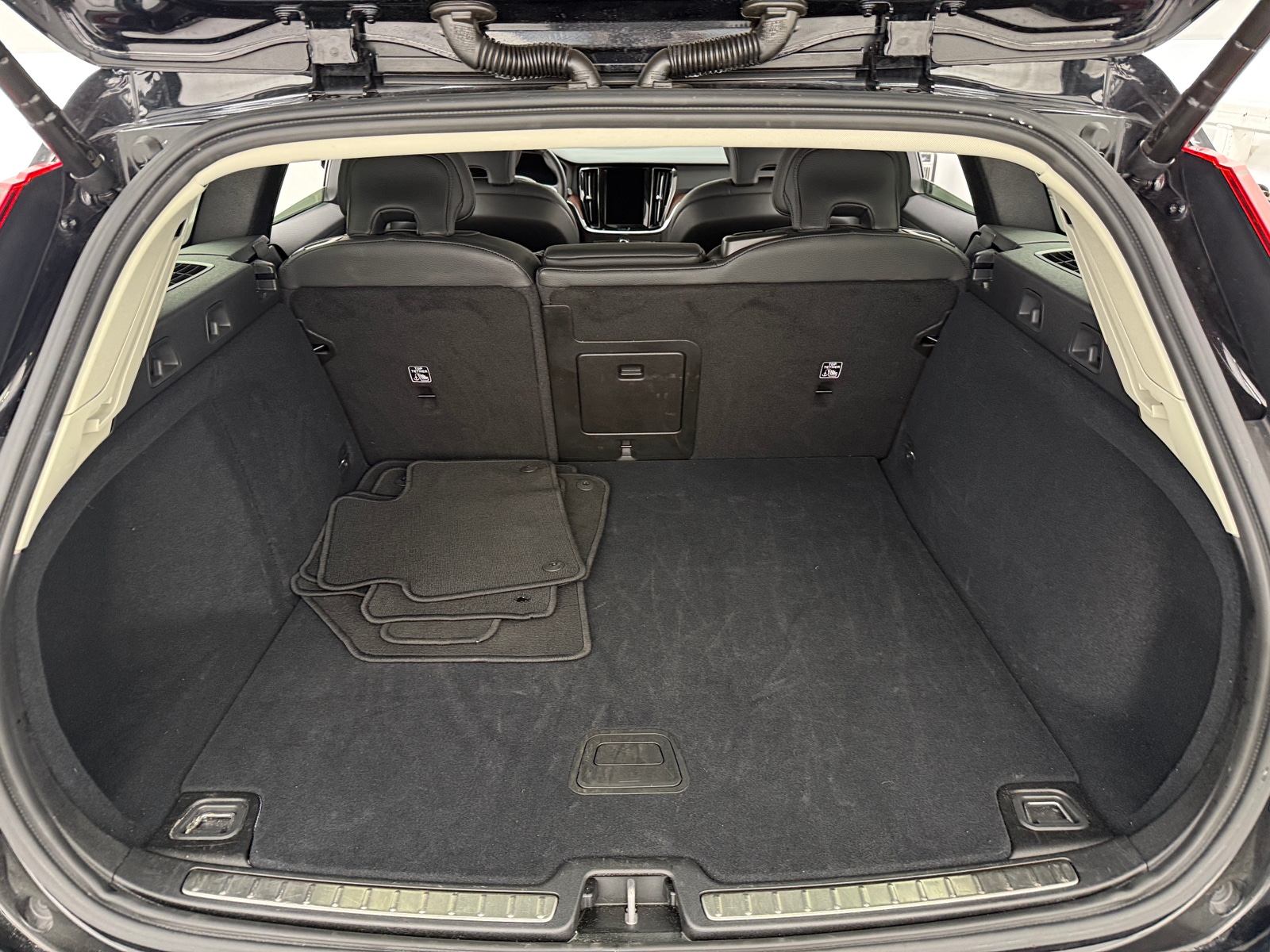 Thumbnail: 2025 Volvo V60 - 6