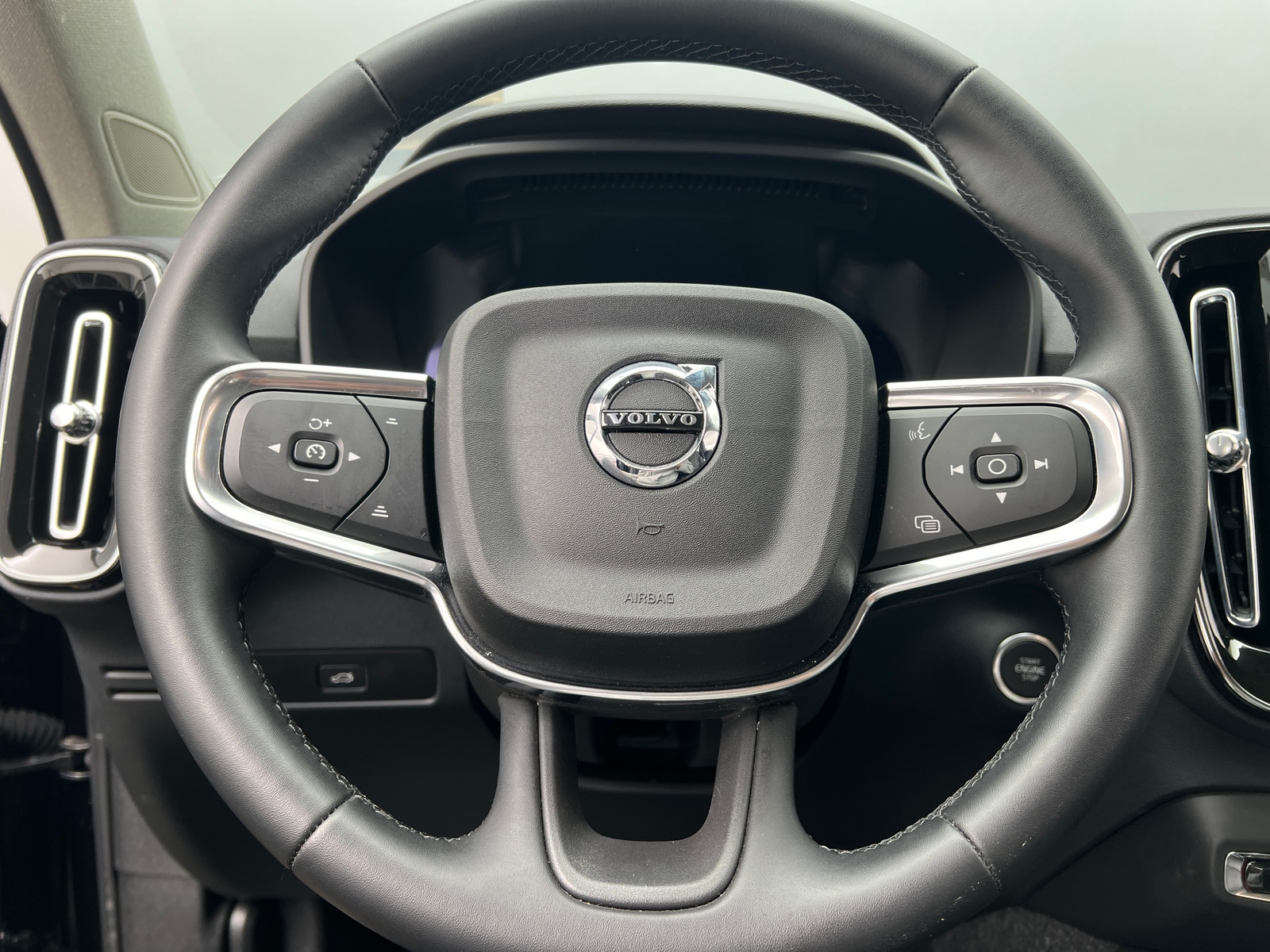 Thumbnail: 2025 Volvo XC40 - 5