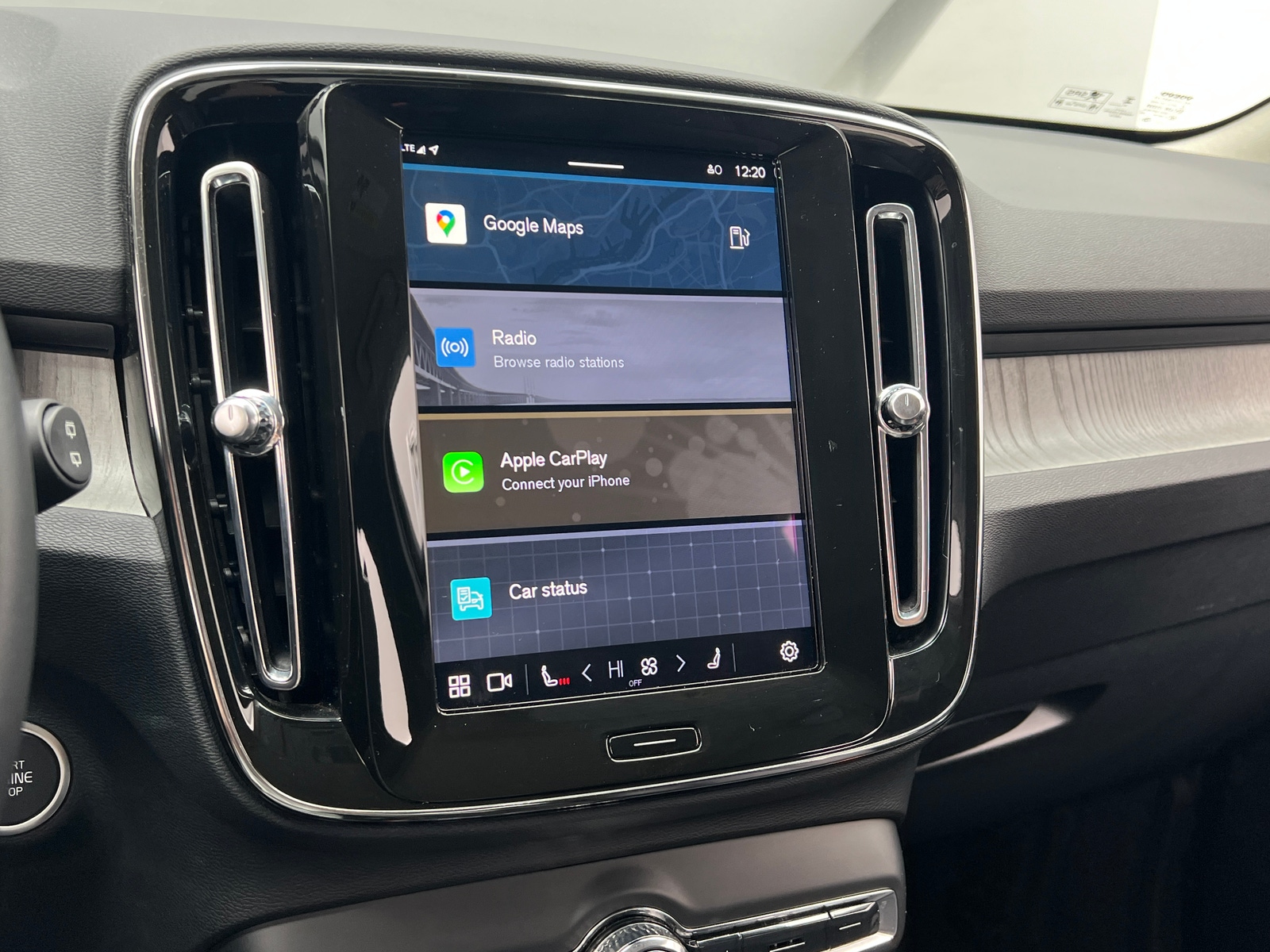 Thumbnail: 2025 Volvo XC40 - 4