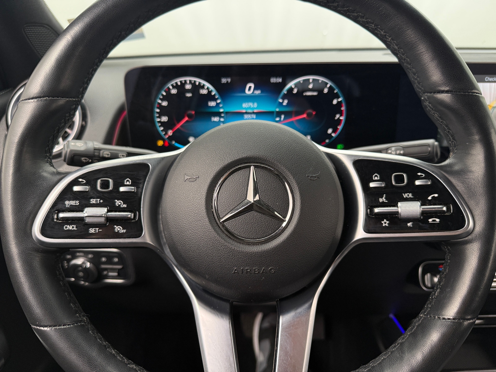 Thumbnail: 2022 Mercedes-Benz GLB - 4